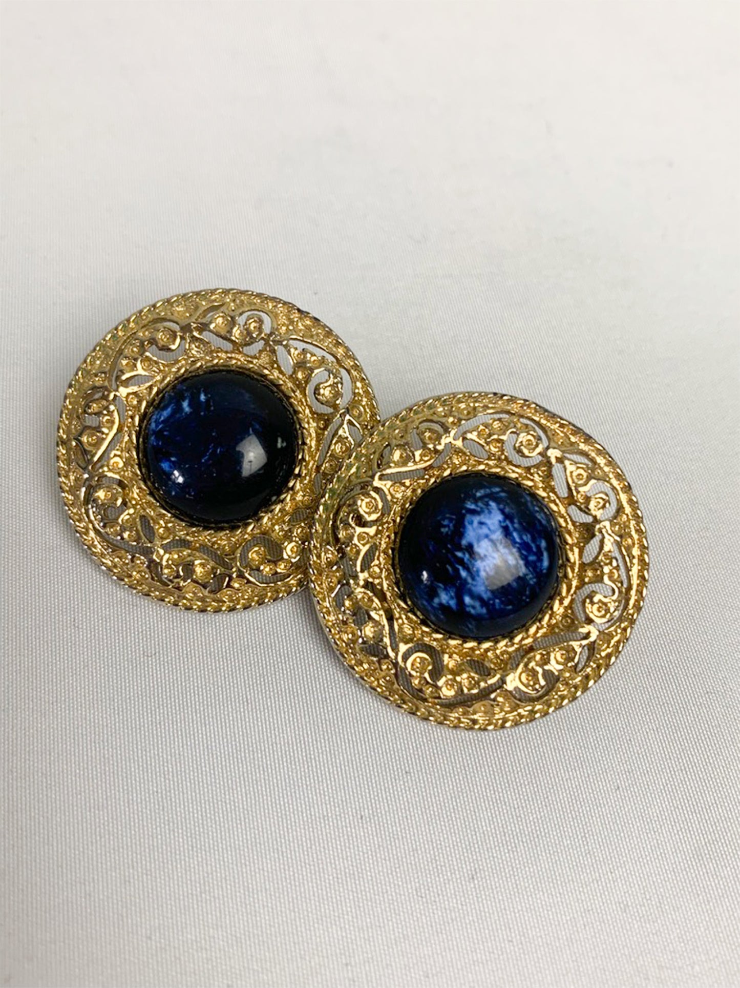 Boucles d'Oreilles Clips Vintage Rondes Ciselées - Pierre Cabochon Bleu Marbré & Doré - Années 80 - Rétro Luxe