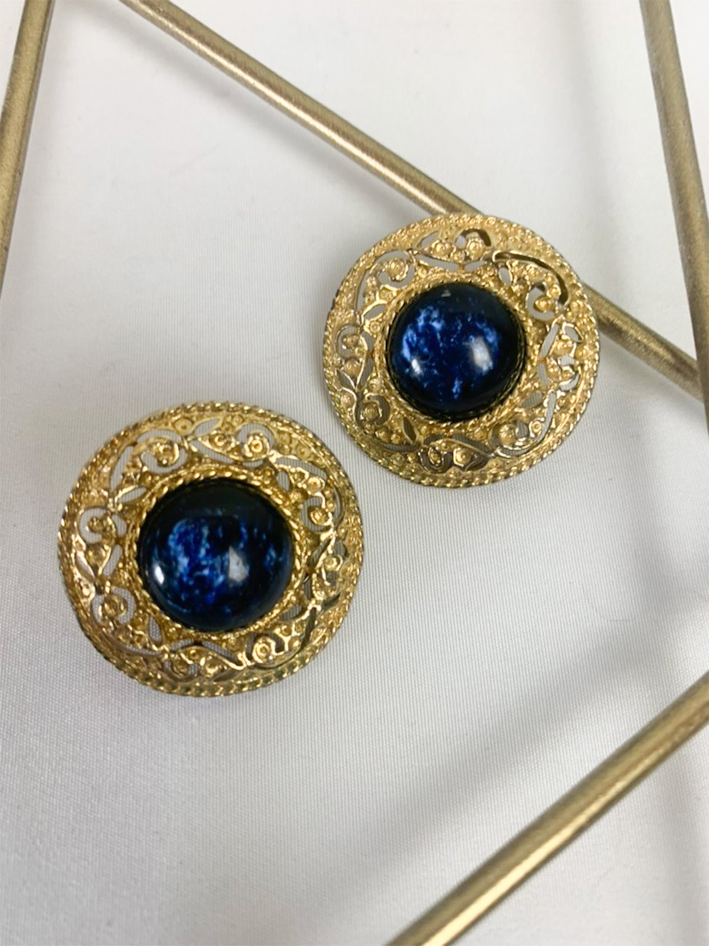 Boucles d'Oreilles Clips Vintage Rondes Ciselées - Pierre Cabochon Bleu Marbré & Doré - Années 80 - Rétro Luxe