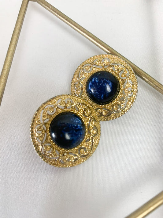 Boucles d'Oreilles Clips Vintage Rondes Ciselées - Pierre Cabochon Bleu Marbré & Doré - Années 80 - Rétro Luxe