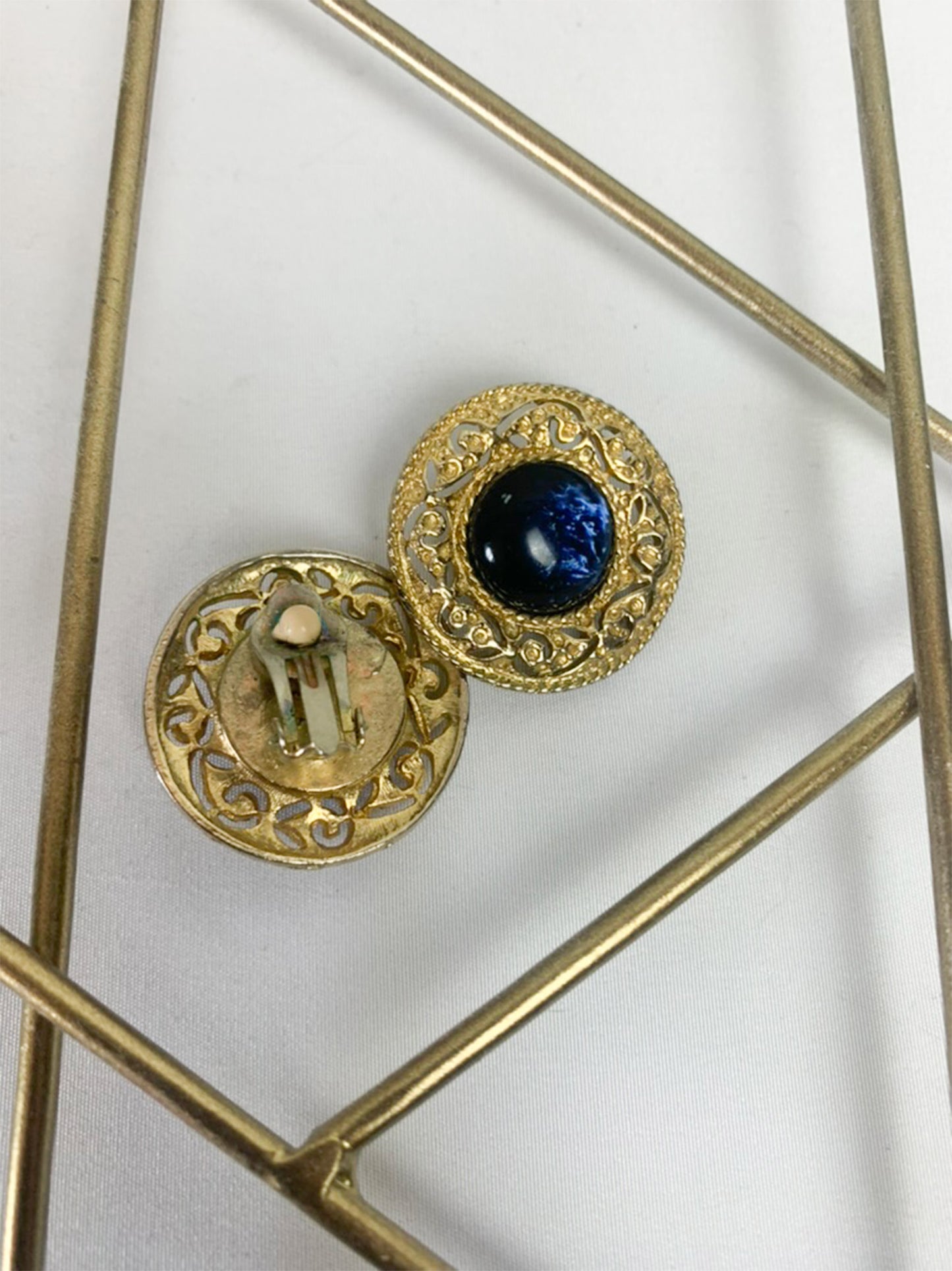 Boucles d'Oreilles Clips Vintage Rondes Ciselées - Pierre Cabochon Bleu Marbré & Doré - Années 80 - Rétro Luxe