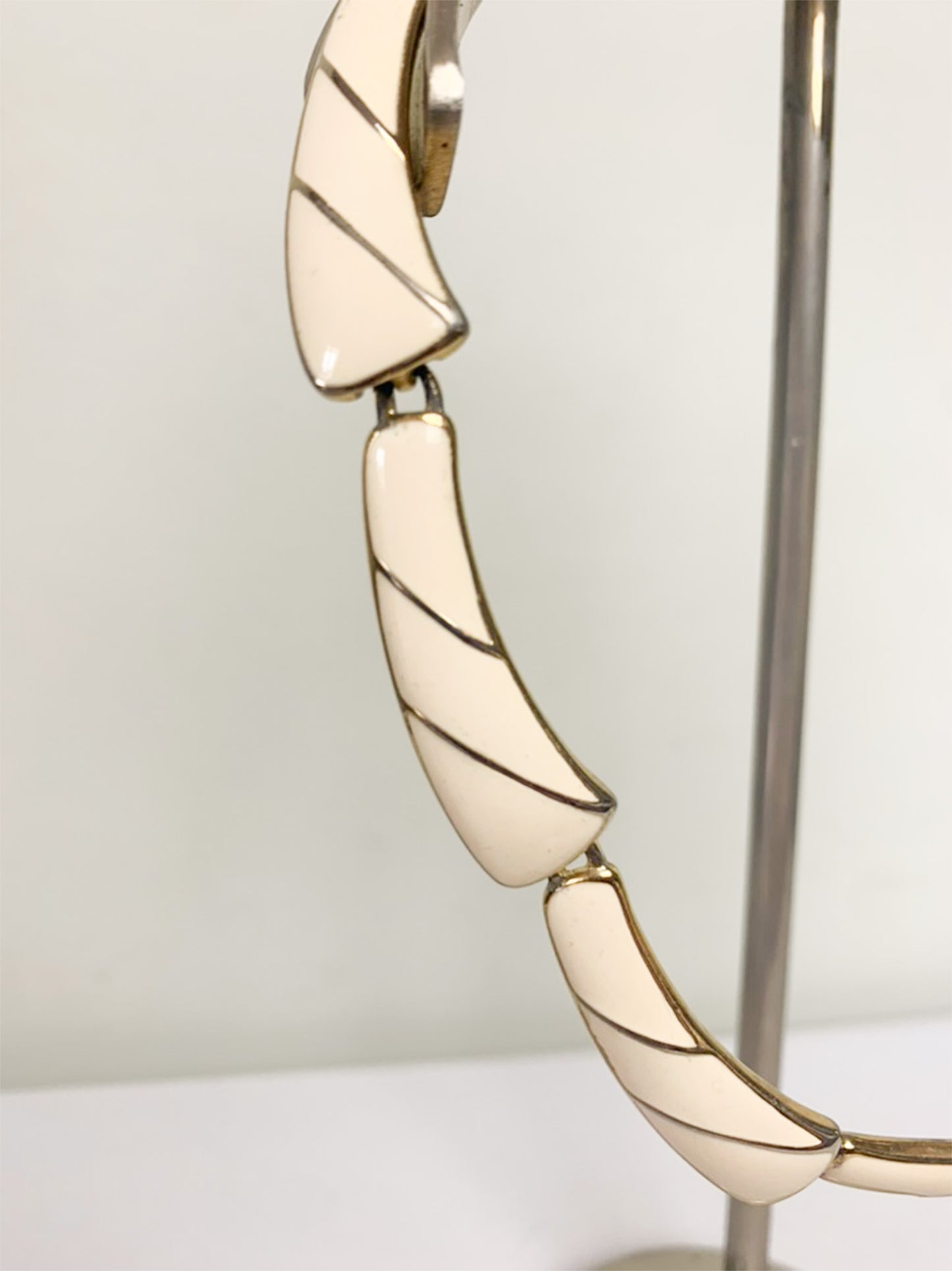 Collier vintage en émail crème et doré - Pièce unique