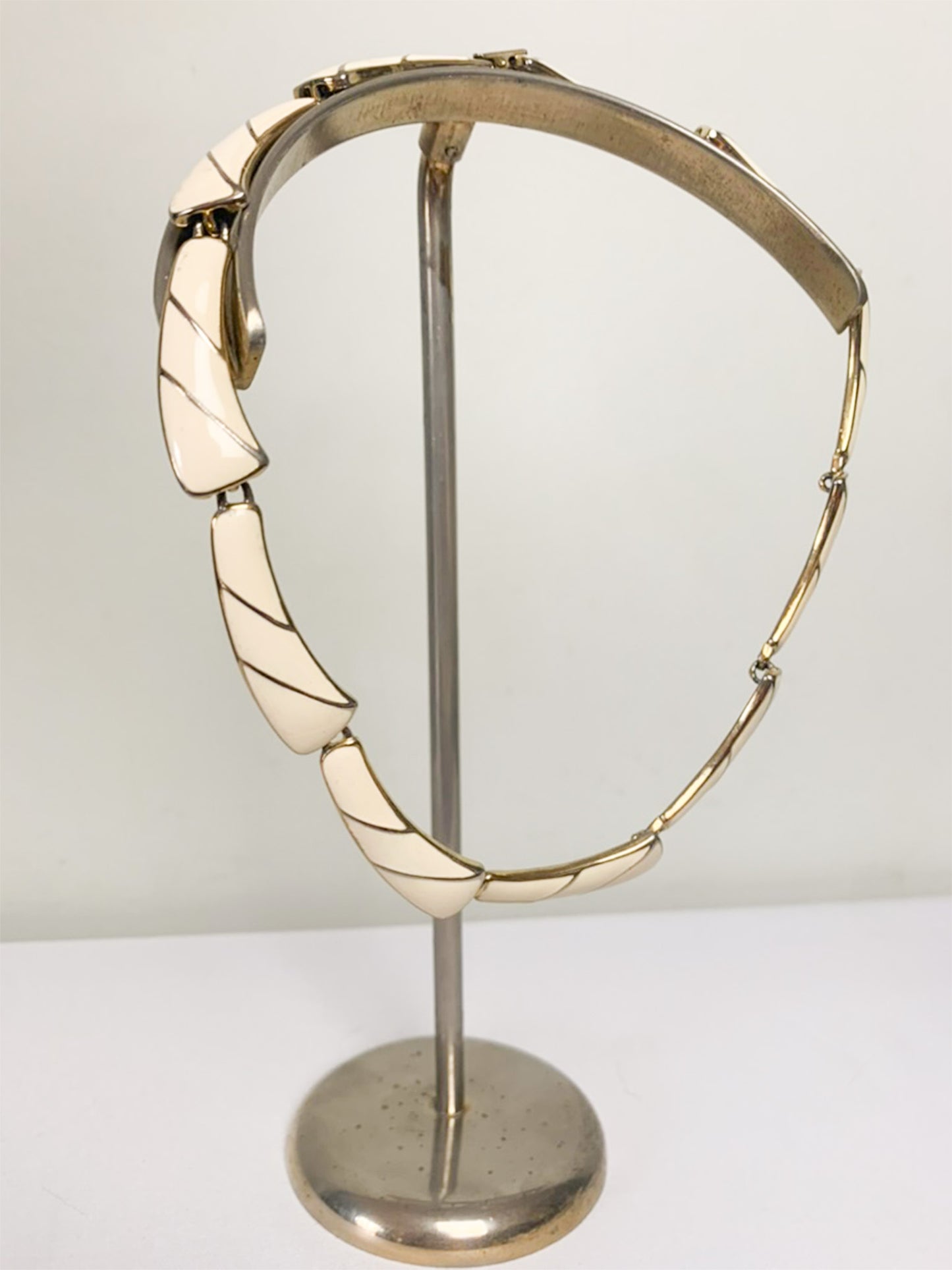 Collier vintage en émail crème et doré - Pièce unique