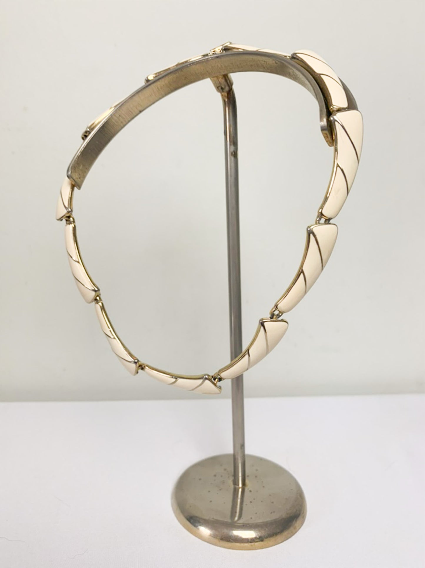 Collier vintage en émail crème et doré - Pièce unique