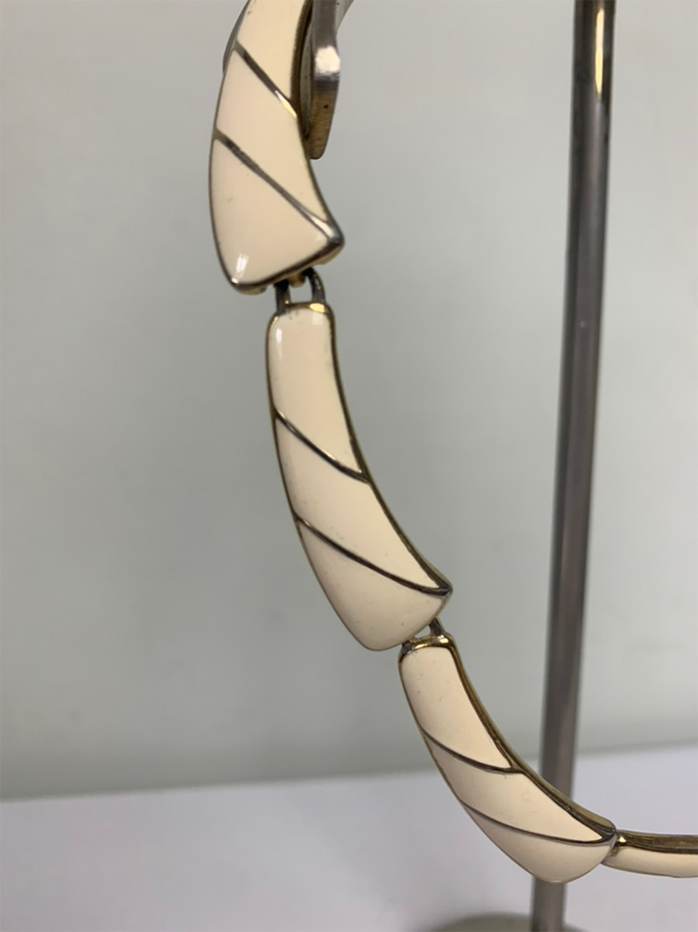 Collier émaillé crème et doré vintage