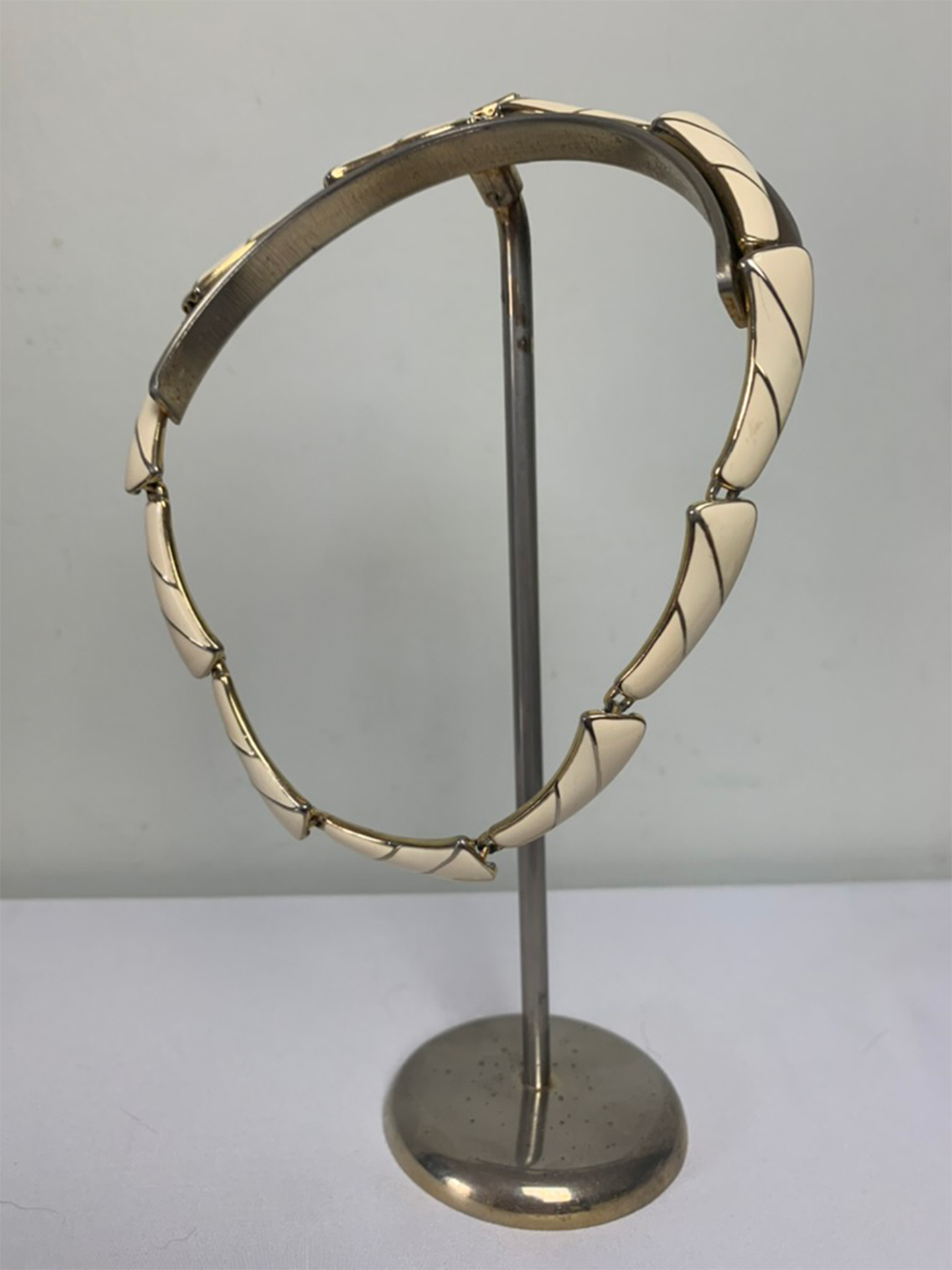 Collier émaillé crème et doré vintage