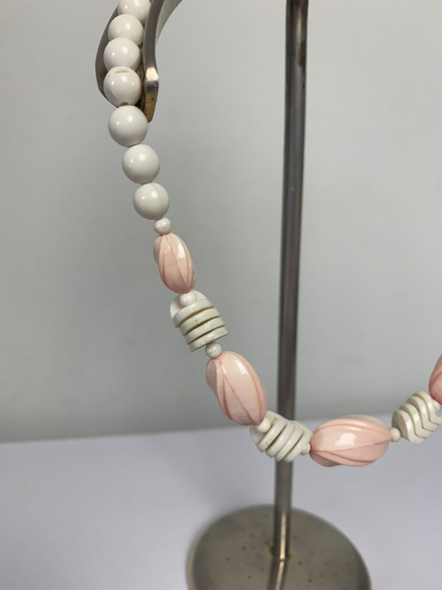Collier fantaisie perles roses et crèmes vintage