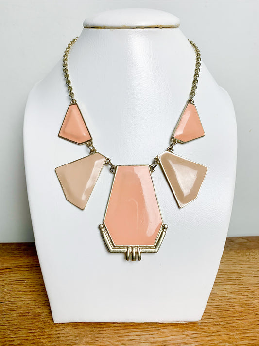 Collier pendants géométriques style art déco effet émail beige et saumon maille argentée