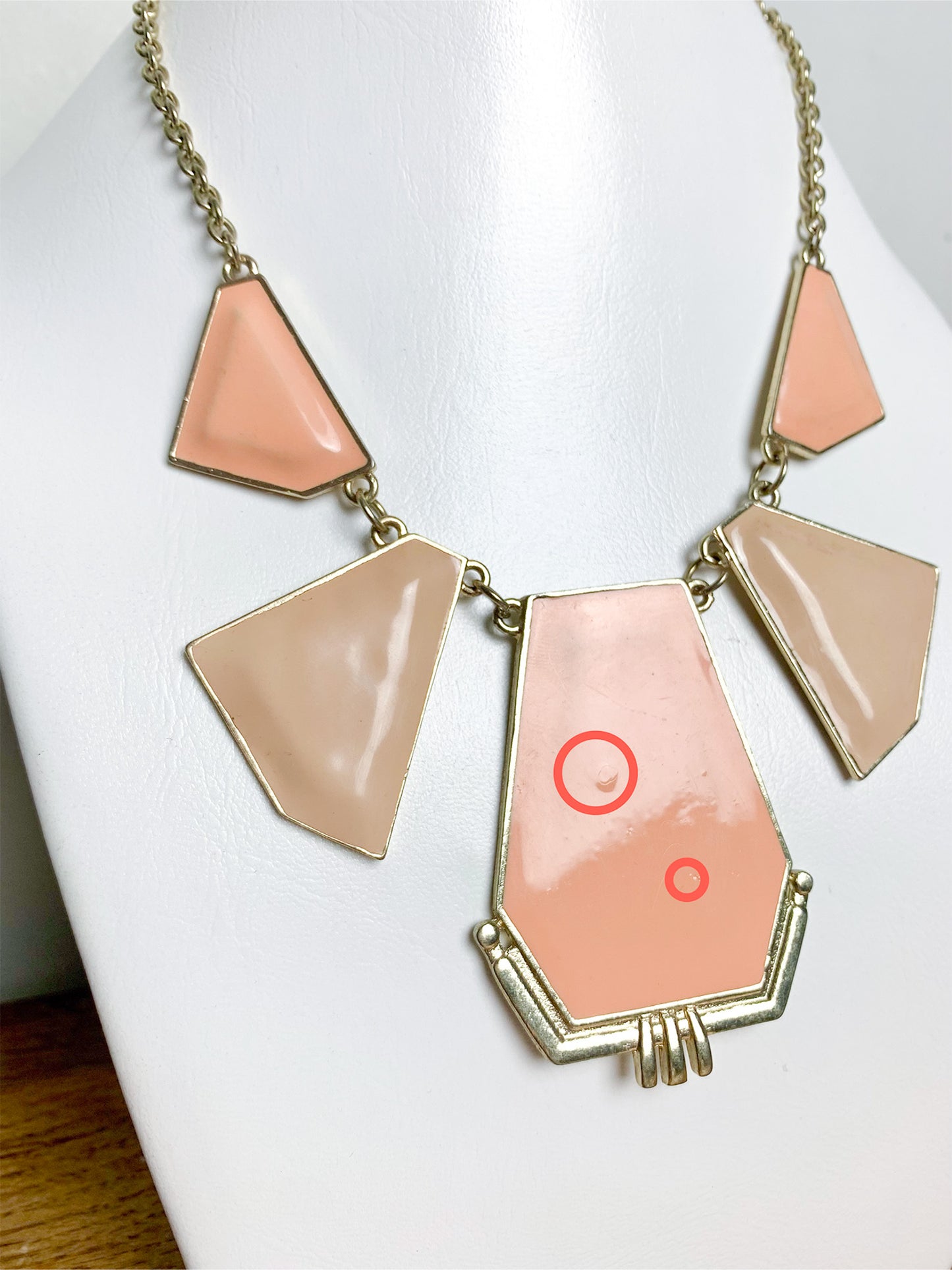 Collier pendants géométriques style art déco effet émail beige et saumon maille argentée