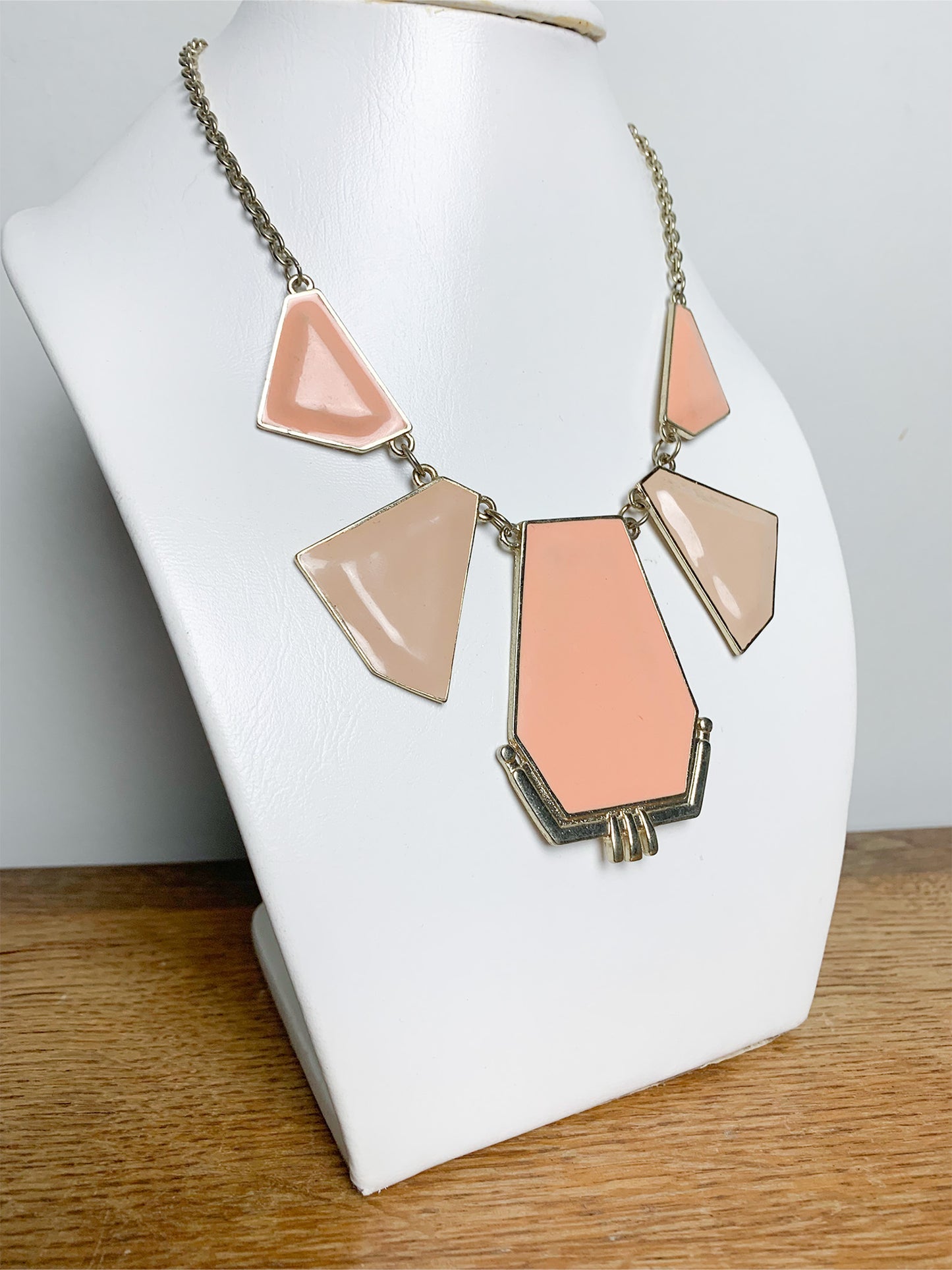 Collier pendants géométriques style art déco effet émail beige et saumon maille argentée