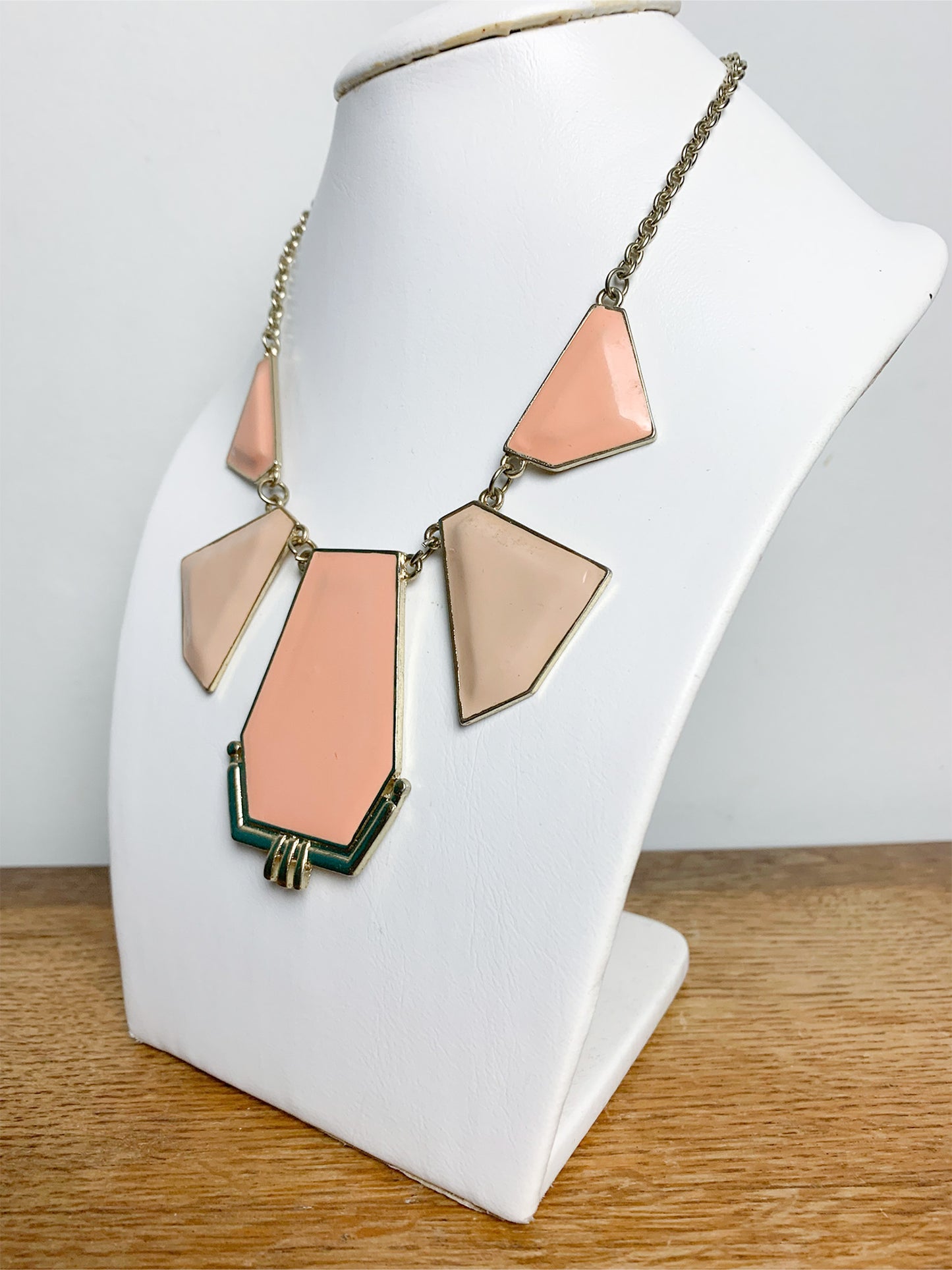 Collier pendants géométriques style art déco effet émail beige et saumon maille argentée
