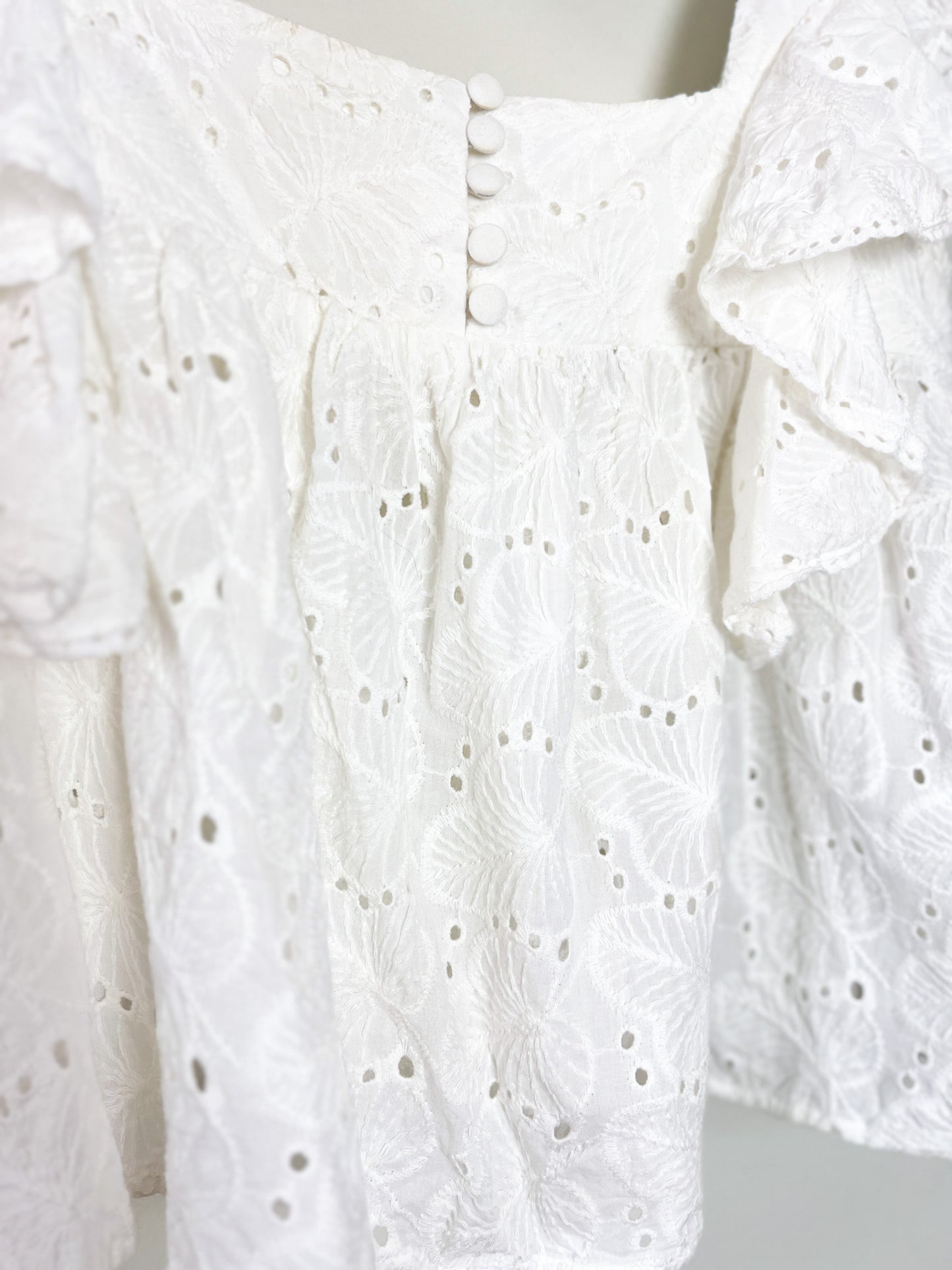 Blouse blanche broderie anglaise à volants – Esprit vintage romantique