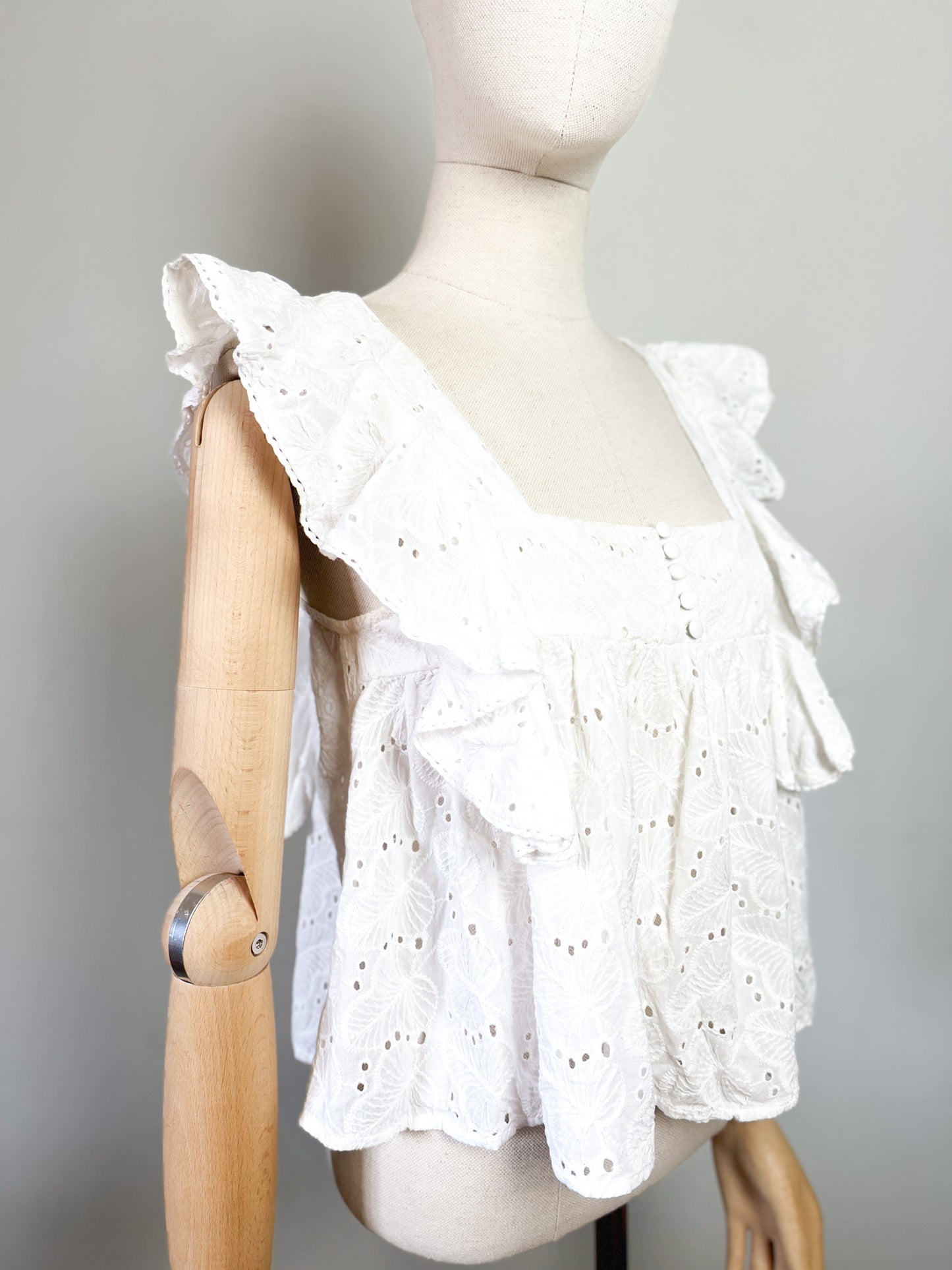 Blouse blanche broderie anglaise à volants – Esprit vintage romantique