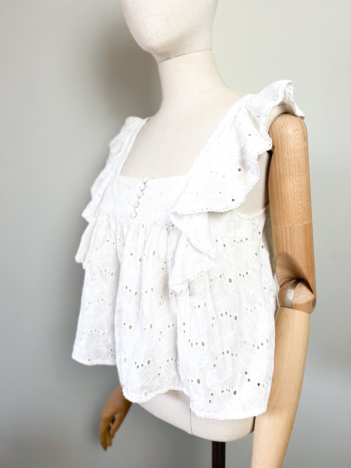 Blouse blanche broderie anglaise à volants – Esprit vintage romantique