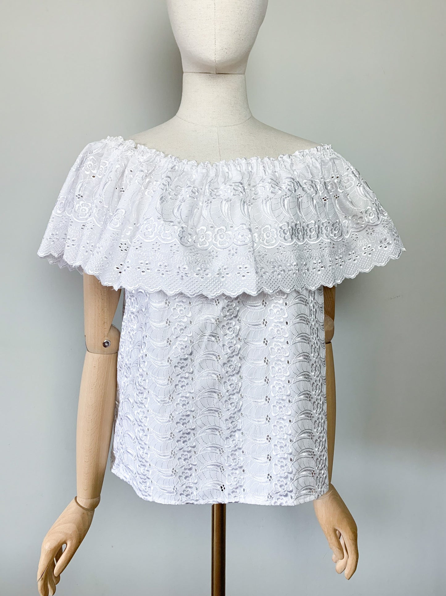 Blouse Vintage Années 70 80 – Épaules dénudées Broderies Anglaises & Volants - Blanche - T. 36/38