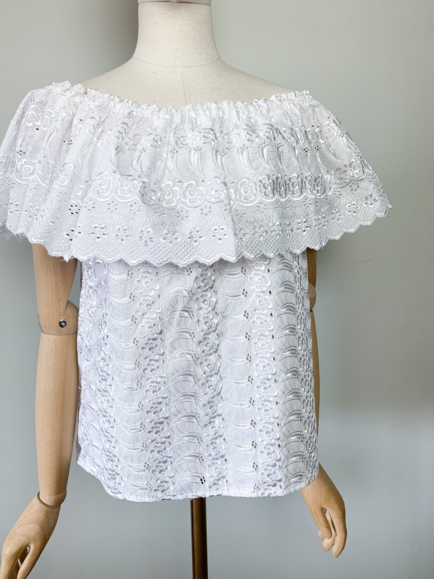 Blouse Vintage Années 70 80 – Épaules dénudées Broderies Anglaises & Volants - Blanche - T. 36/38