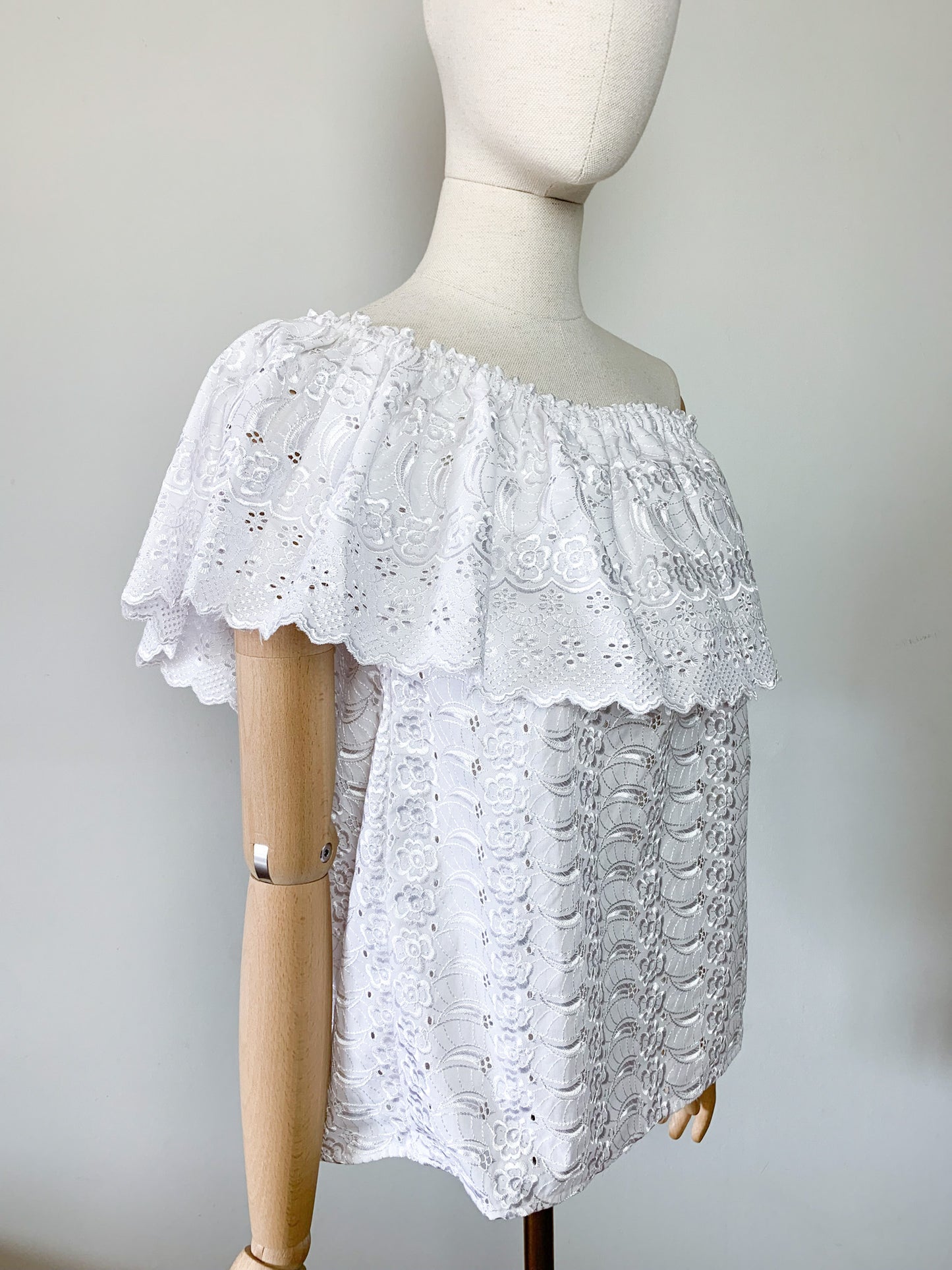 Blouse Vintage Années 70 80 – Épaules dénudées Broderies Anglaises & Volants - Blanche - T. 36/38