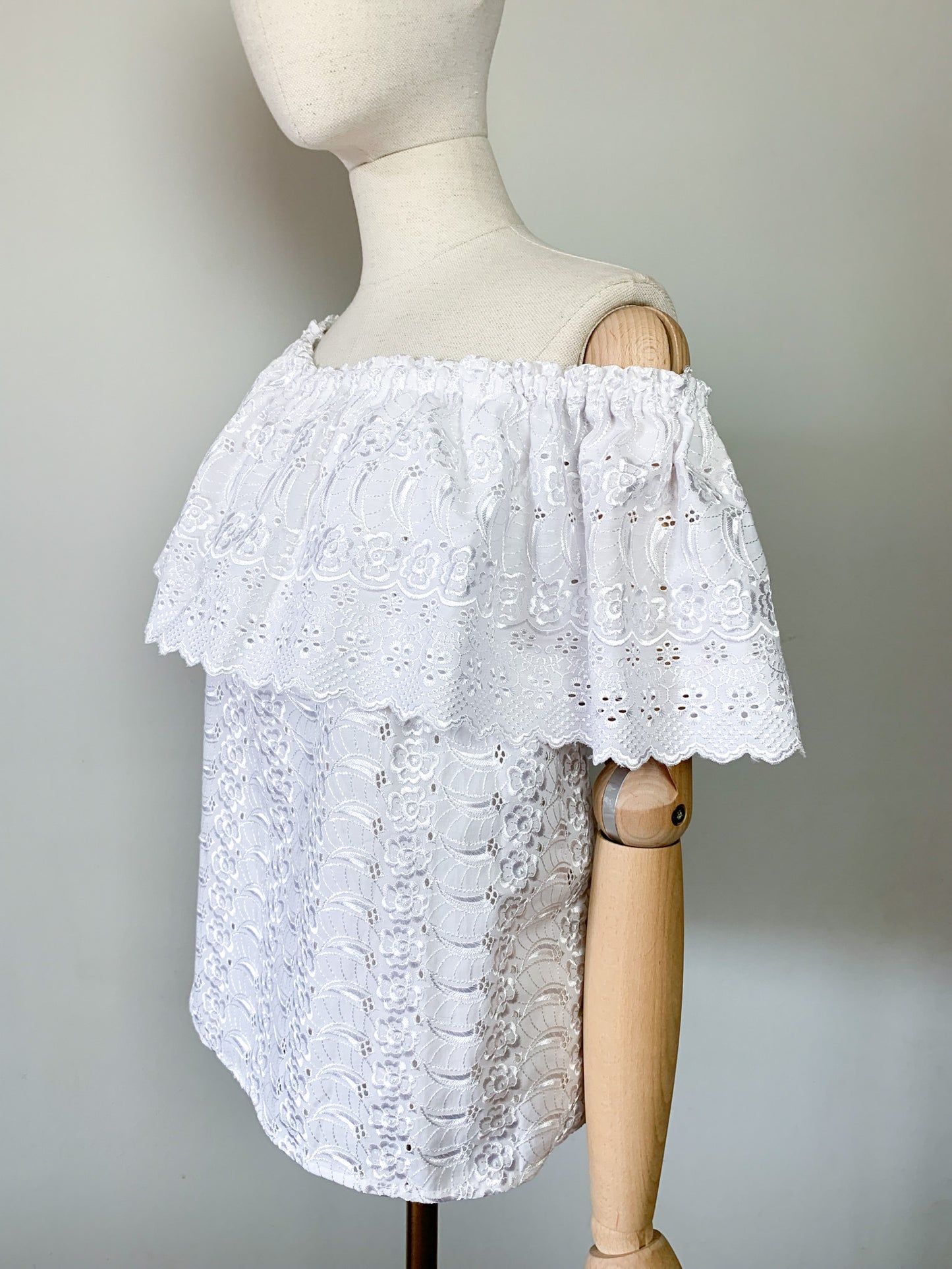 Blouse Vintage Années 70 80 – Épaules dénudées Broderies Anglaises & Volants - Blanche - T. 36/38