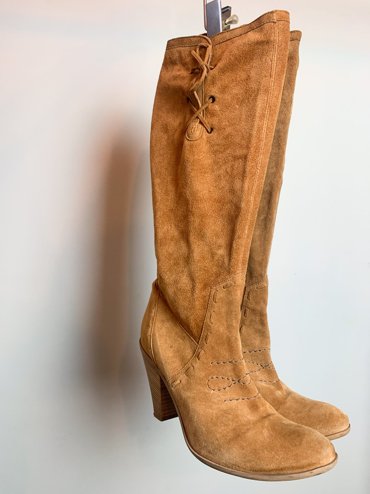 Bottes Western Cowboy à talons en Daim Camel - Détails Surpiqûres - T 38