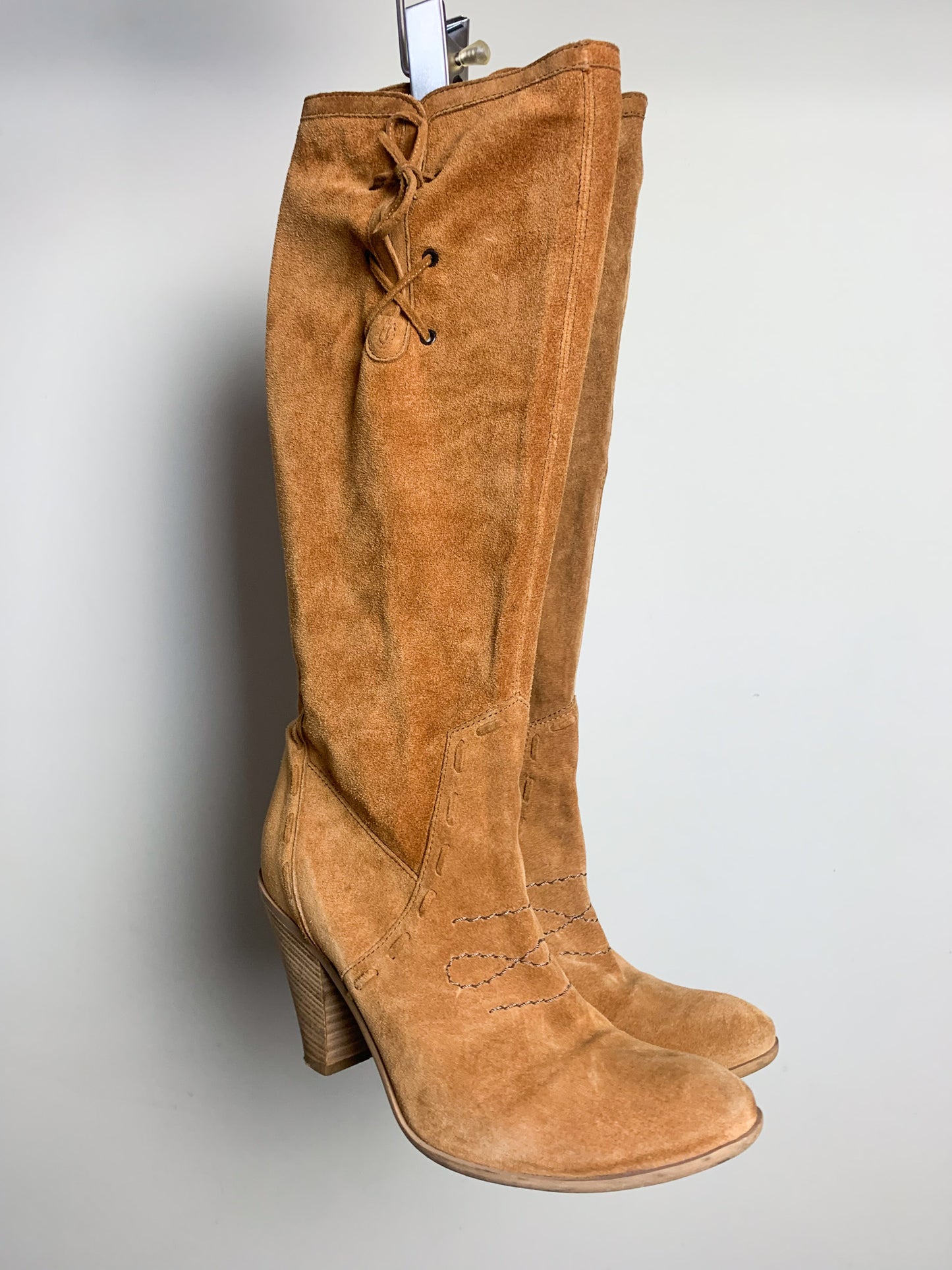 Bottes Western Cowboy à talons en Daim Camel - Détails Surpiqûres - T 38