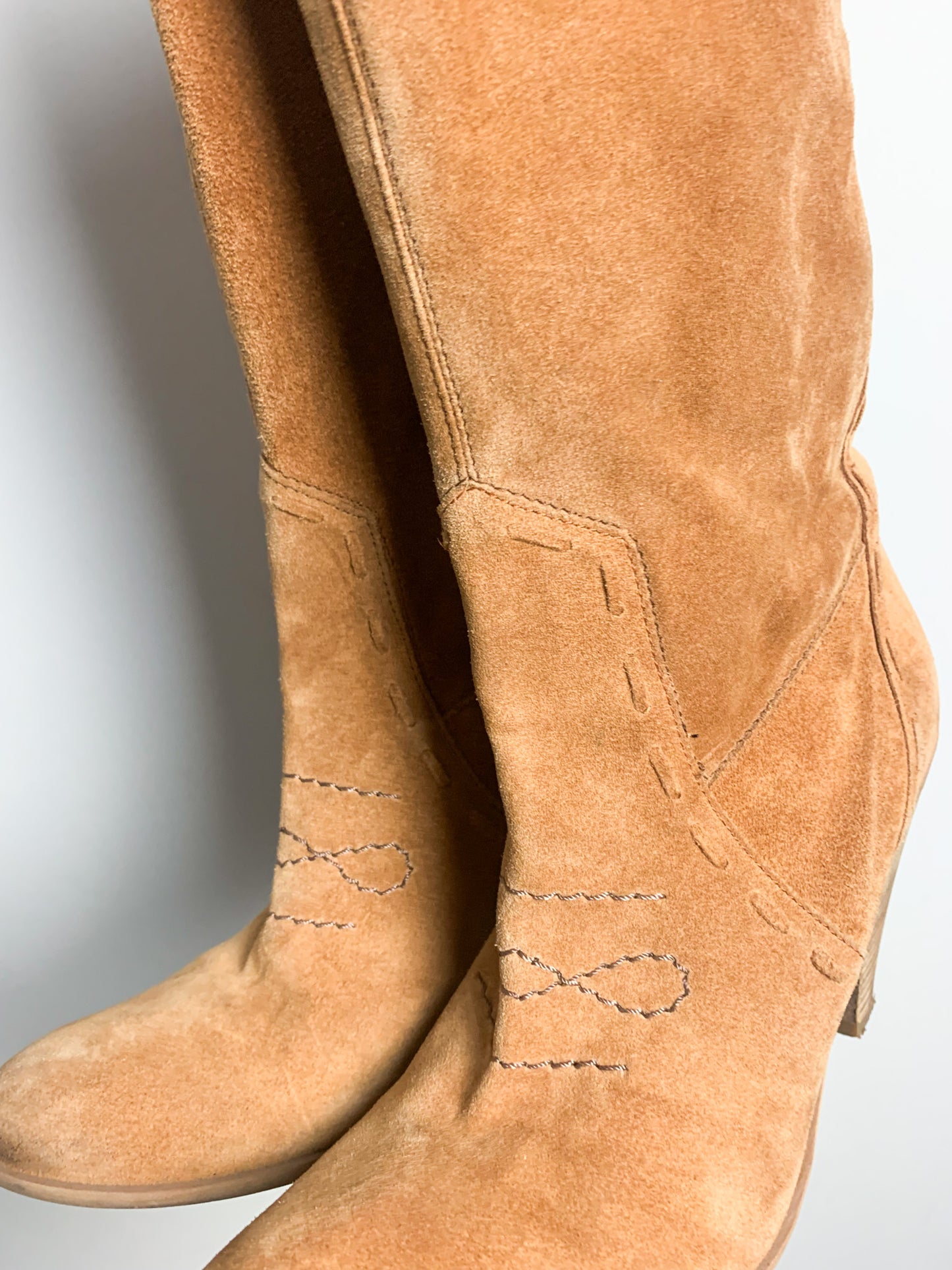 Bottes Western Cowboy à talons en Daim Camel - Détails Surpiqûres - T 38