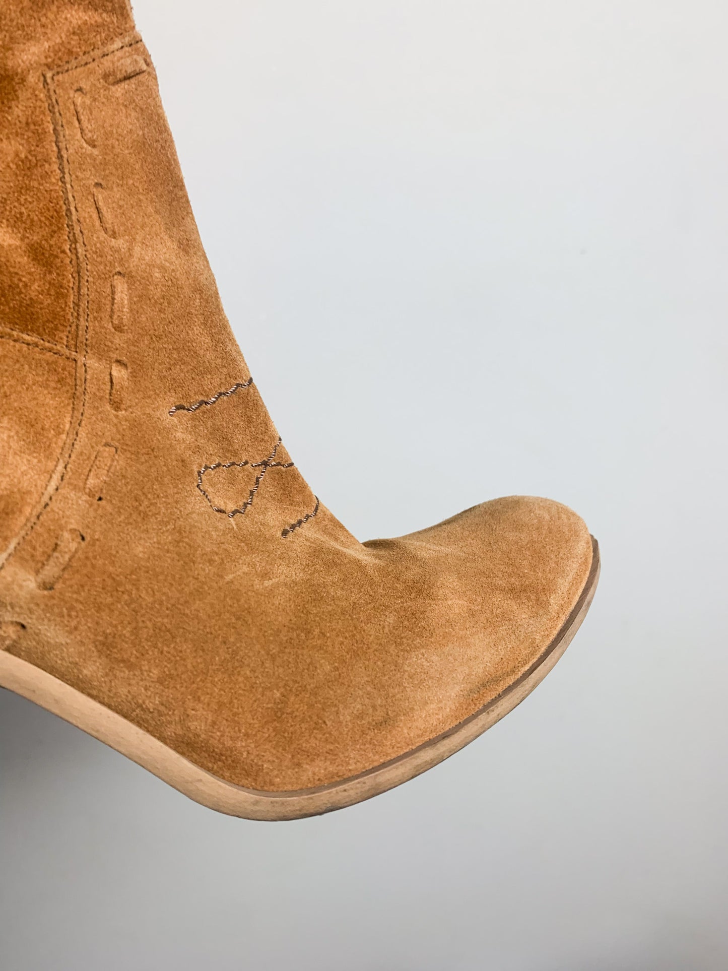 Bottes Western Cowboy à talons en Daim Camel - Détails Surpiqûres - T 38