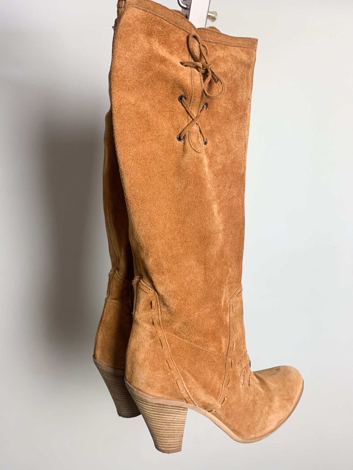 Bottes Western Cowboy à talons en Daim Camel - Détails Surpiqûres - T 38