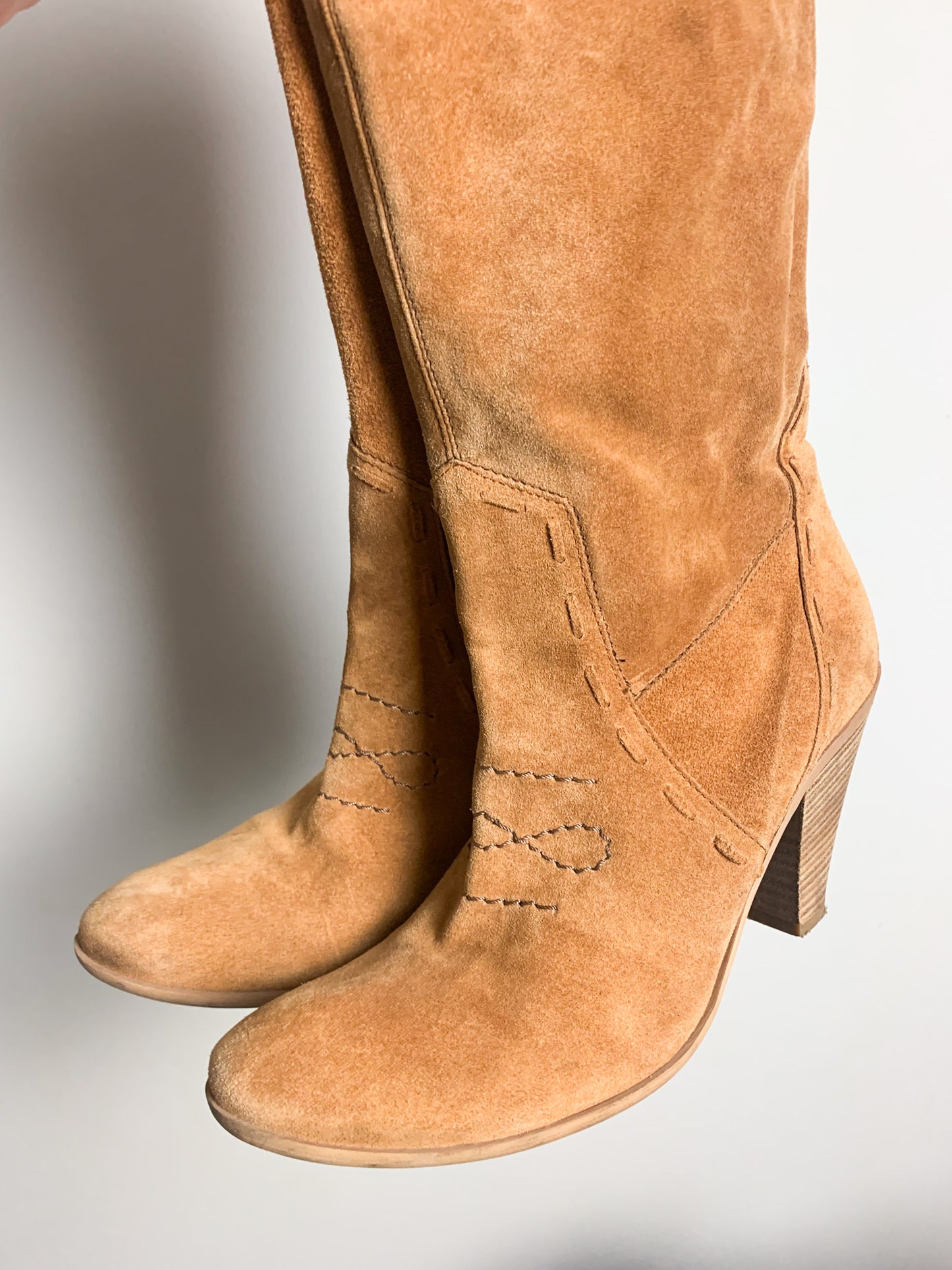 Bottes Western Cowboy à talons en Daim Camel - Détails Surpiqûres - T 38