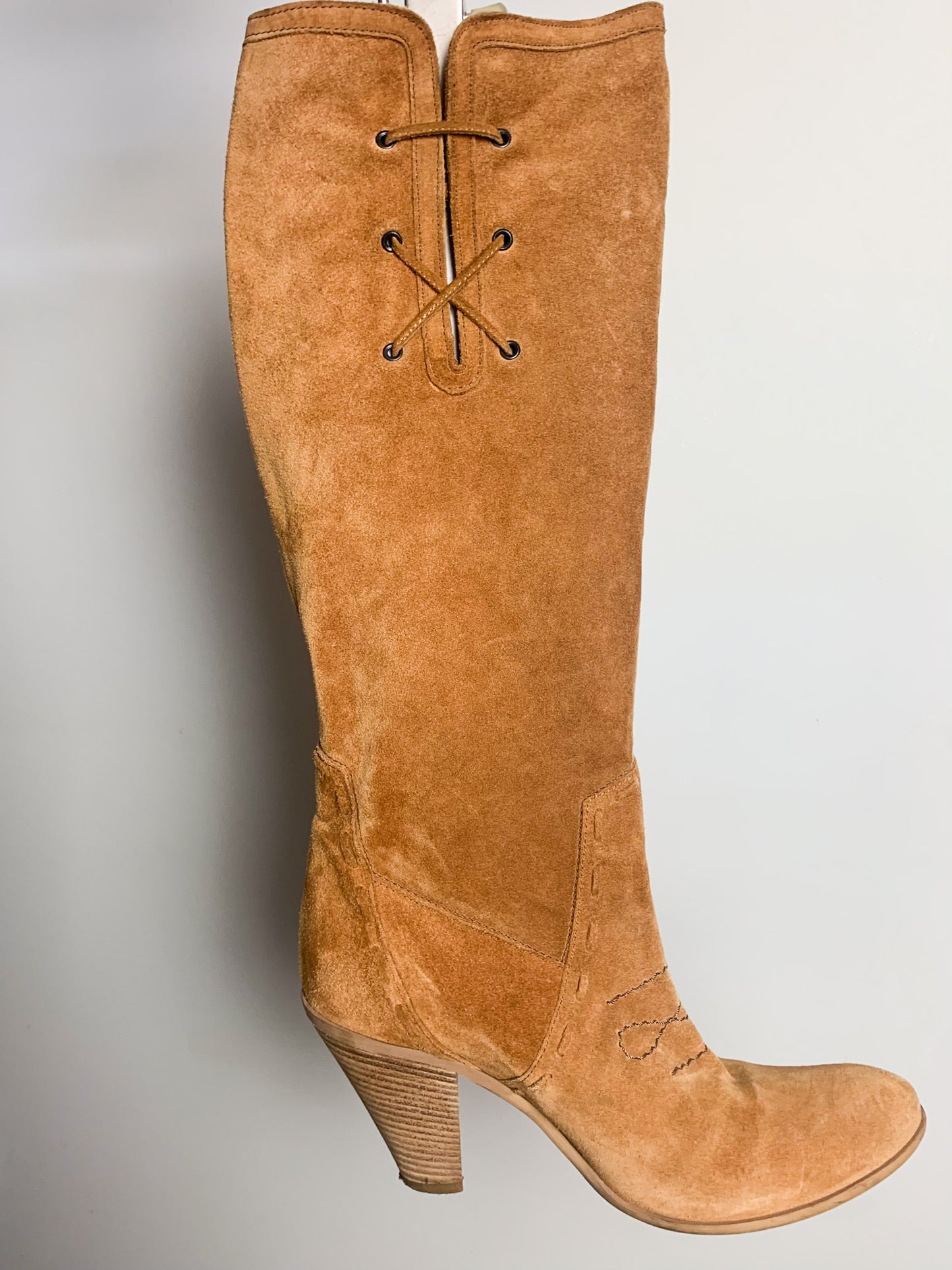 Bottes Western Cowboy à talons en Daim Camel - Détails Surpiqûres - T 38