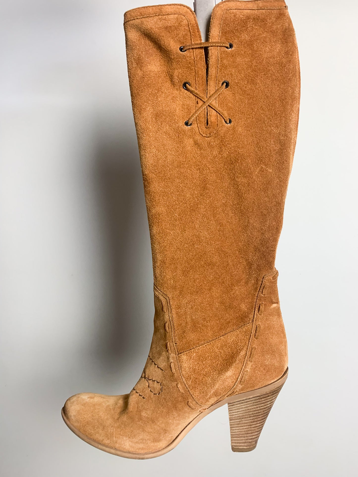 Bottes Western Cowboy à talons en Daim Camel - Détails Surpiqûres - T 38