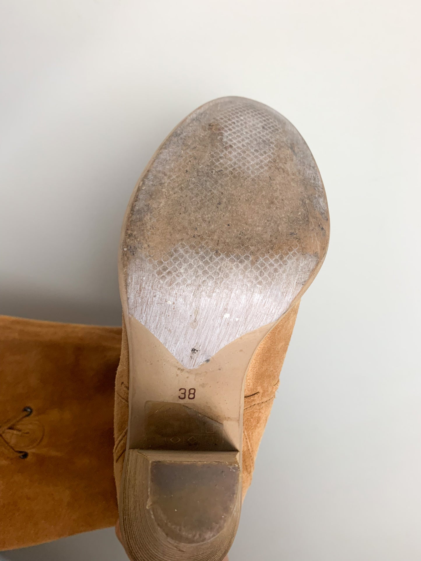 Bottes Western Cowboy à talons en Daim Camel - Détails Surpiqûres - T 38