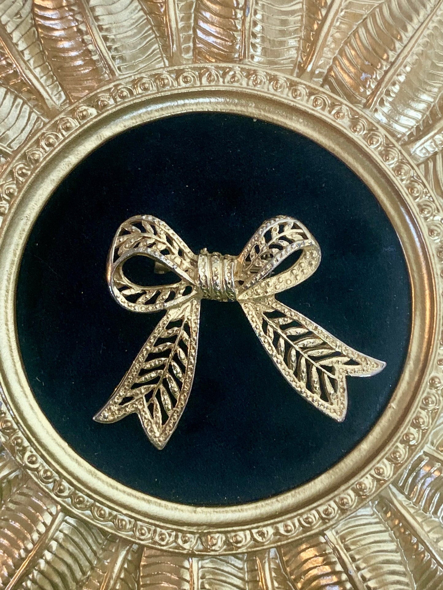 Broche Vintage Années 80 90 - Nœud Élégant Métal Doré Texturé - Style Classique Chic - 7 cm