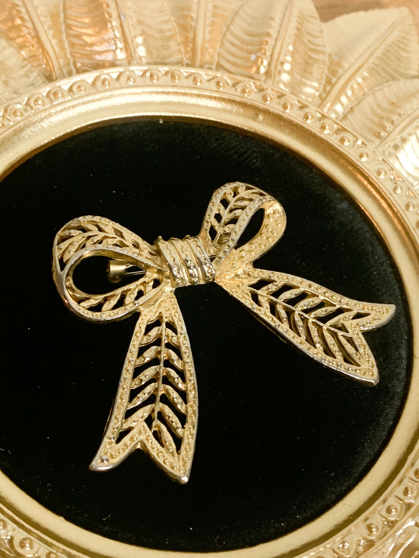 Broche Vintage Années 80 90 - Nœud Élégant Métal Doré Texturé - Style Classique Chic - 7 cm