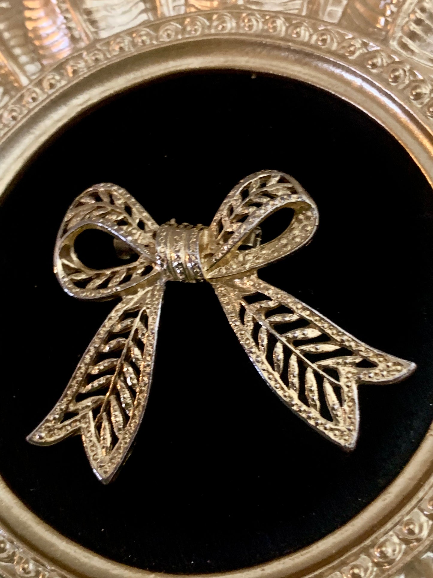 Broche Vintage Années 80 90 - Nœud Élégant Métal Doré Texturé - Style Classique Chic - 7 cm