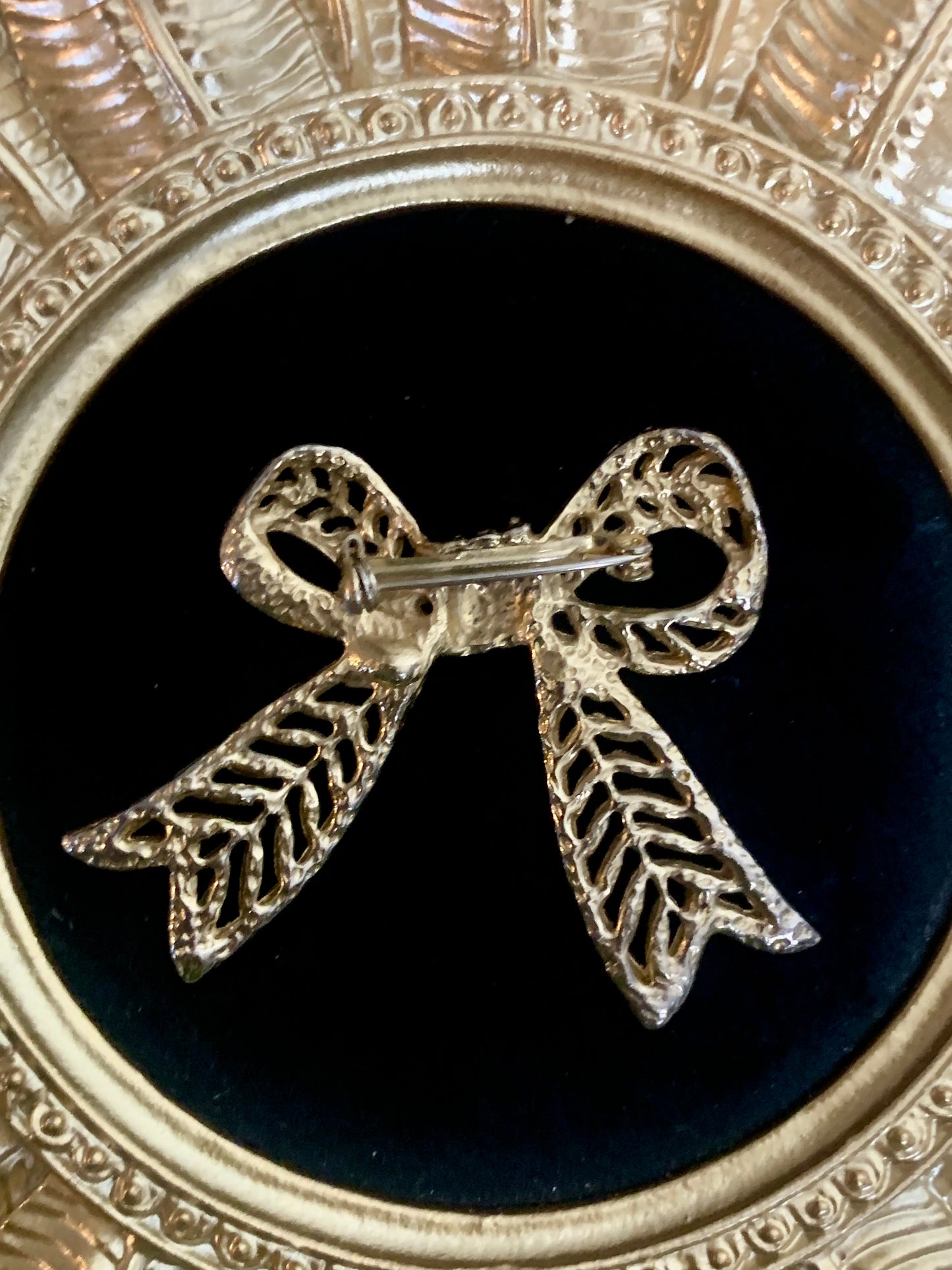 Broche Vintage Années 80 90 - Nœud Élégant Métal Doré Texturé - Style Classique Chic - 7 cm