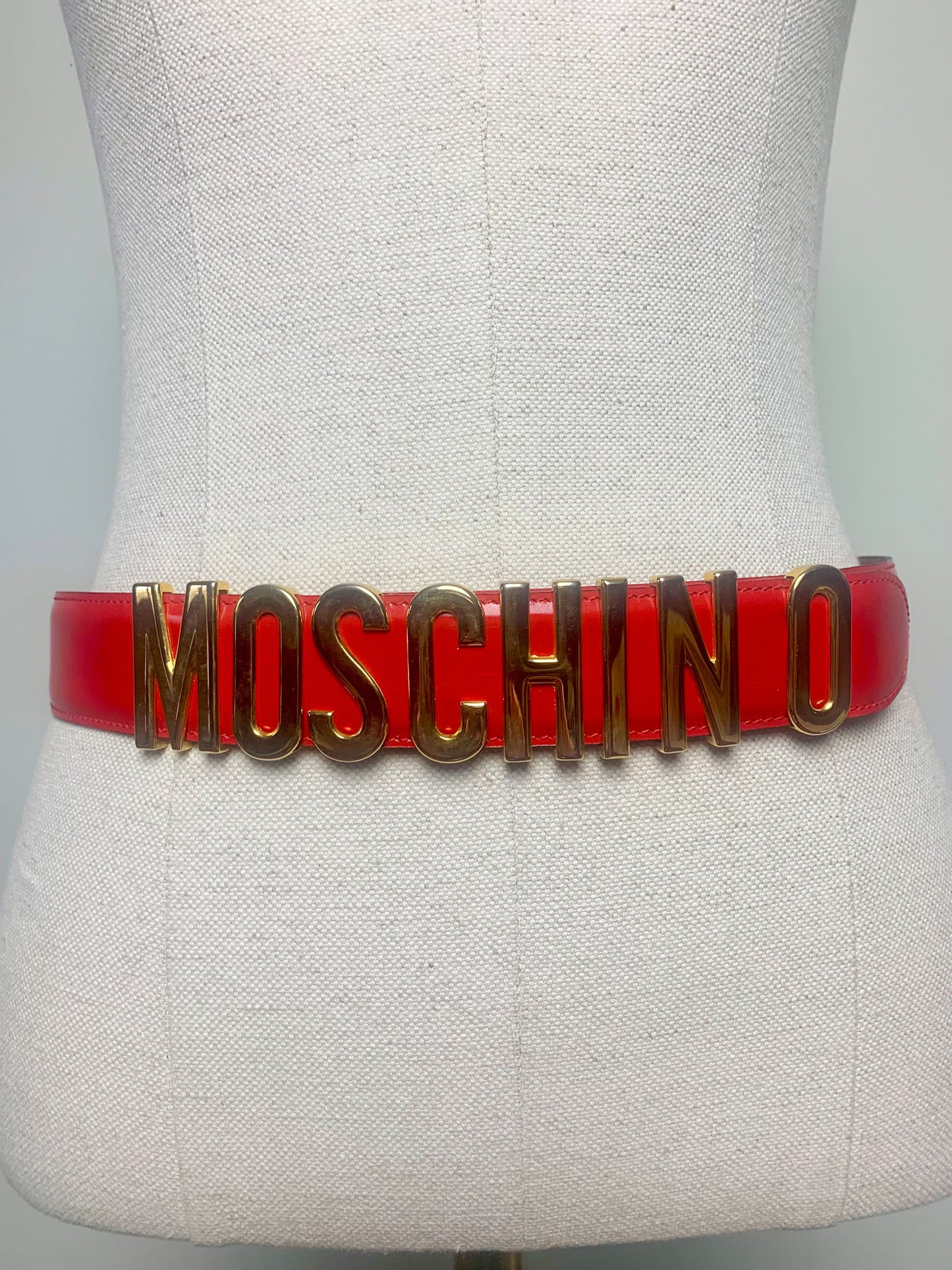 Ceinture MOSCHINO by Redwall Vintage Iconique - Cuir Vernis Rouge Flamboyant & Logo XXL Doré - Années 90 - T. S/M (36/38 FR)