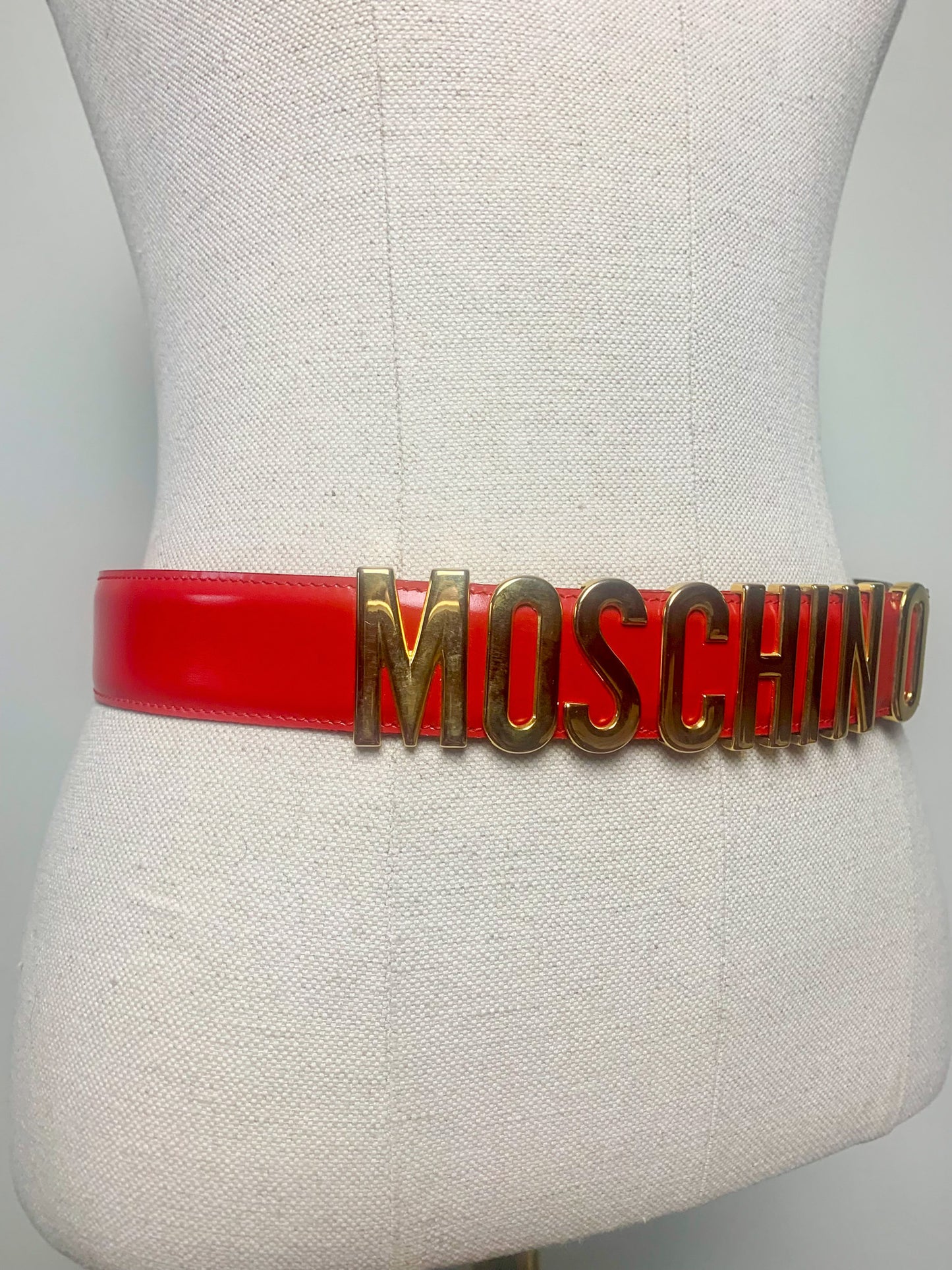 Ceinture MOSCHINO by Redwall Vintage Iconique - Cuir Vernis Rouge Flamboyant & Logo XXL Doré - Années 90 - T. S/M (36/38 FR)
