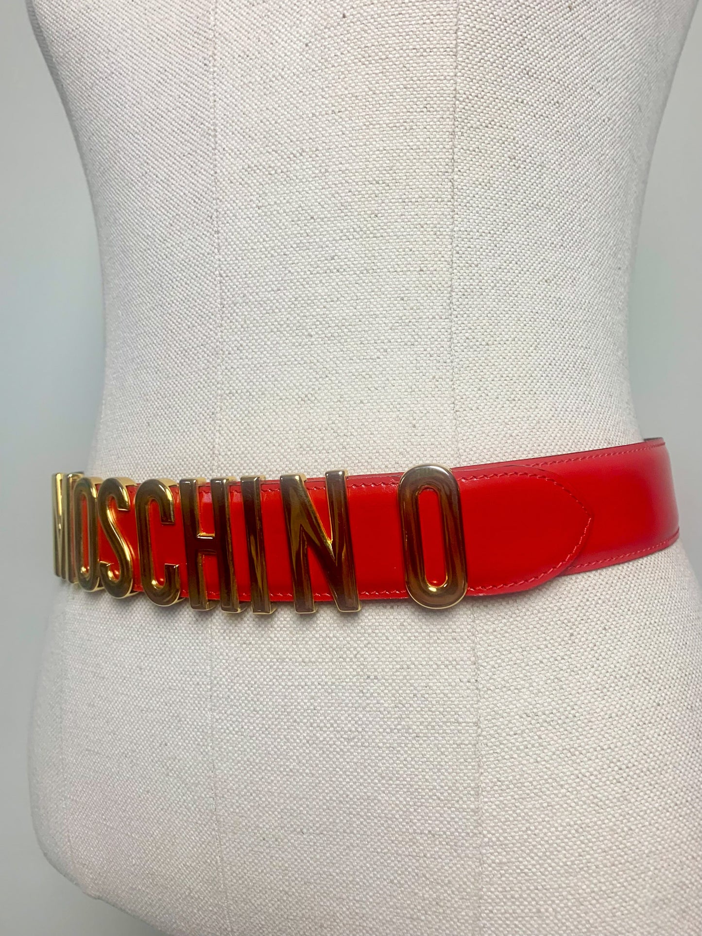 Ceinture MOSCHINO by Redwall Vintage Iconique - Cuir Vernis Rouge Flamboyant & Logo XXL Doré - Années 90 - T. S/M (36/38 FR)