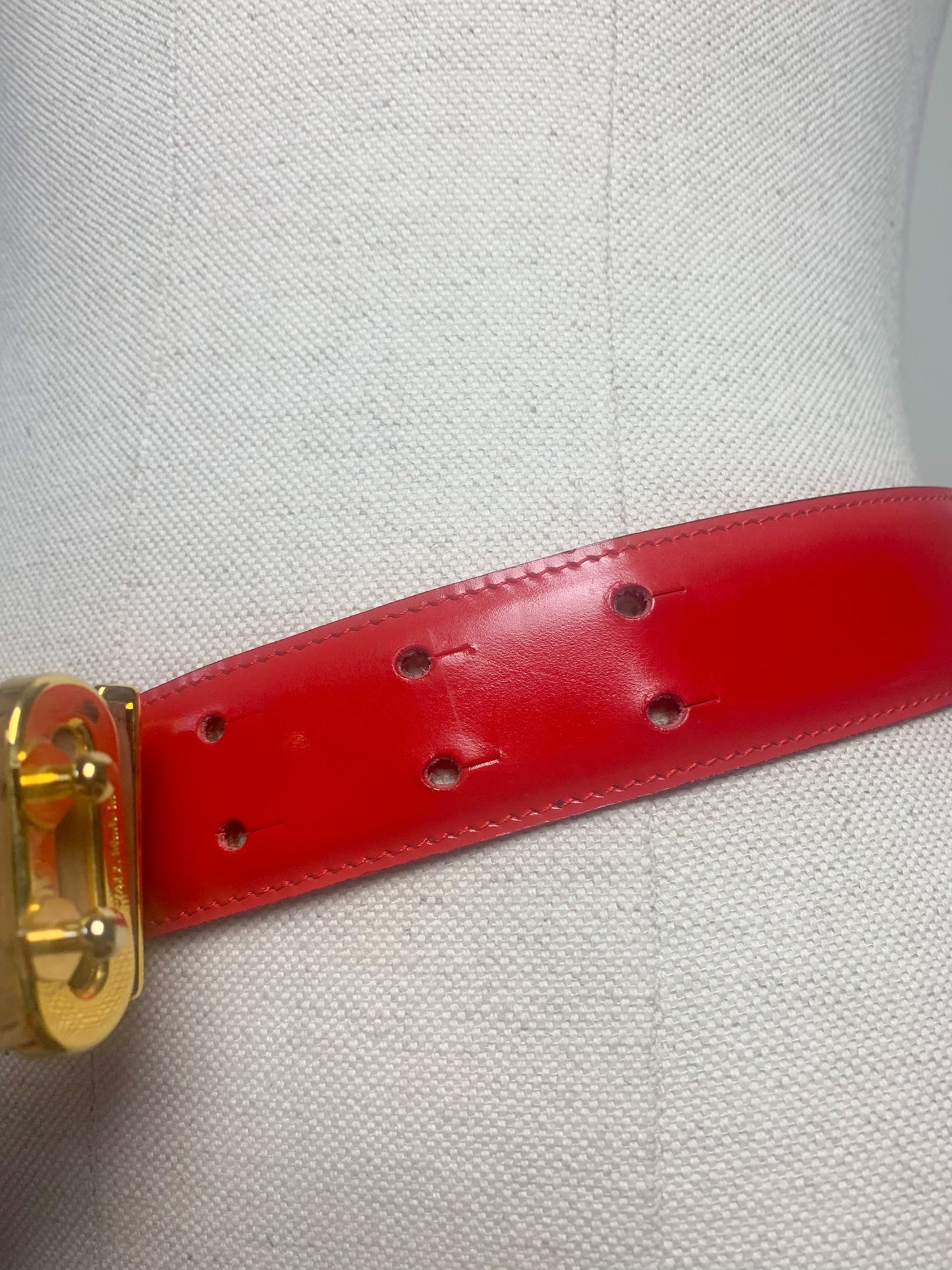 Ceinture MOSCHINO by Redwall Vintage Iconique - Cuir Vernis Rouge Flamboyant & Logo XXL Doré - Années 90 - T. S/M (36/38 FR)