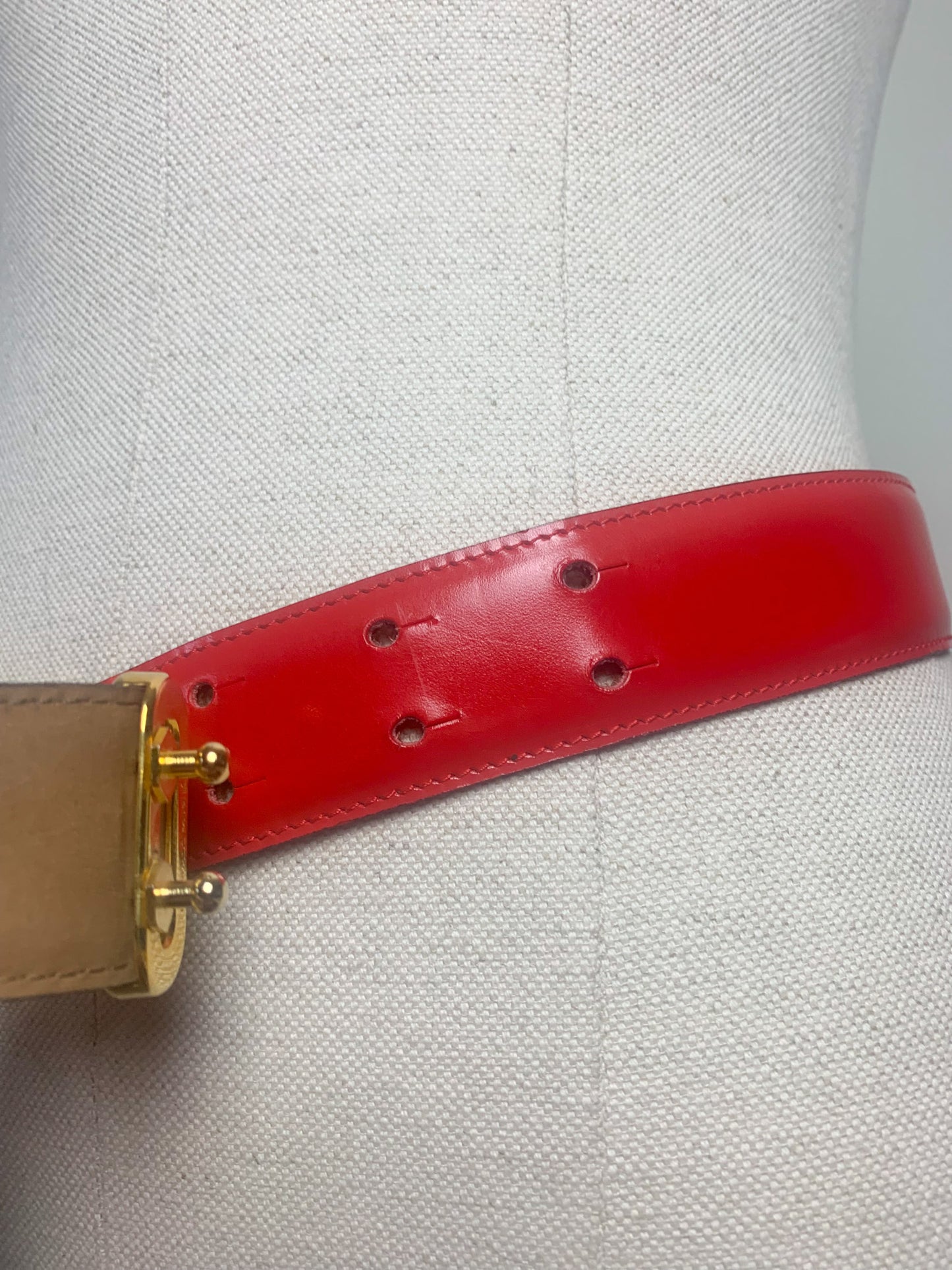 Ceinture MOSCHINO by Redwall Vintage Iconique - Cuir Vernis Rouge Flamboyant & Logo XXL Doré - Années 90 - T. S/M (36/38 FR)