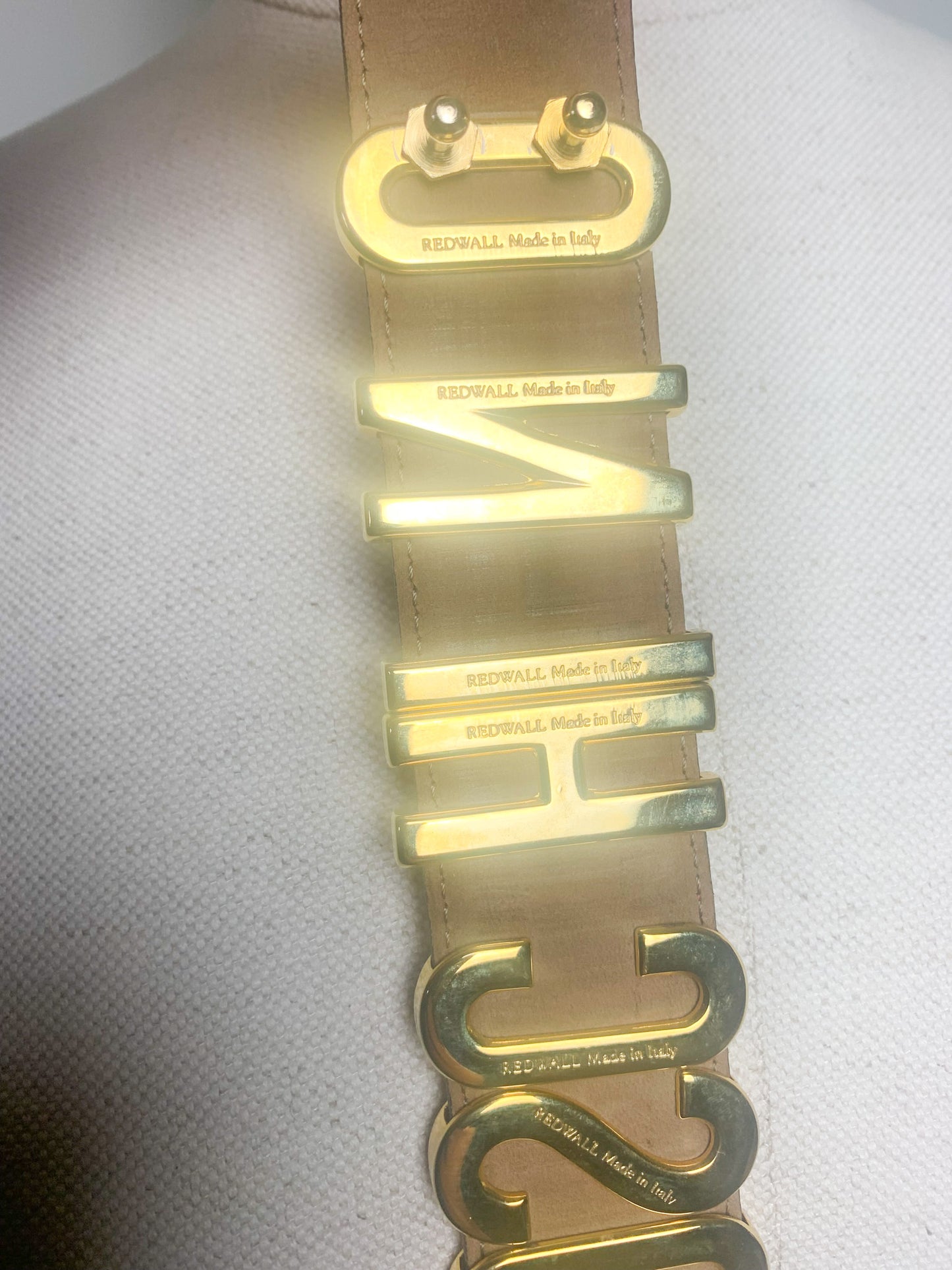 Ceinture MOSCHINO by Redwall Vintage Iconique - Cuir Vernis Rouge Flamboyant & Logo XXL Doré - Années 90 - T. S/M (36/38 FR)