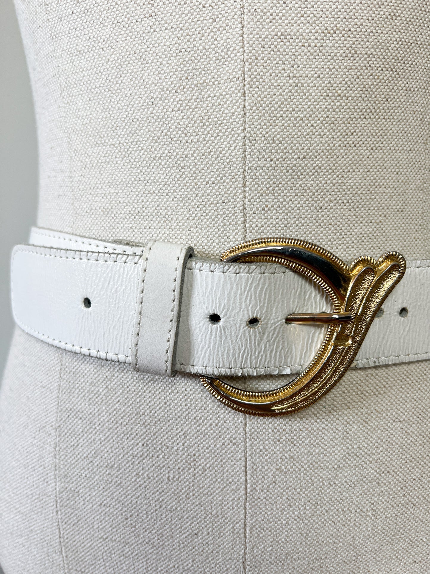 Ceinture Vintage Années 80 Blanche - Boucle Ornate Dorée- Cuir véritable- Gutos
