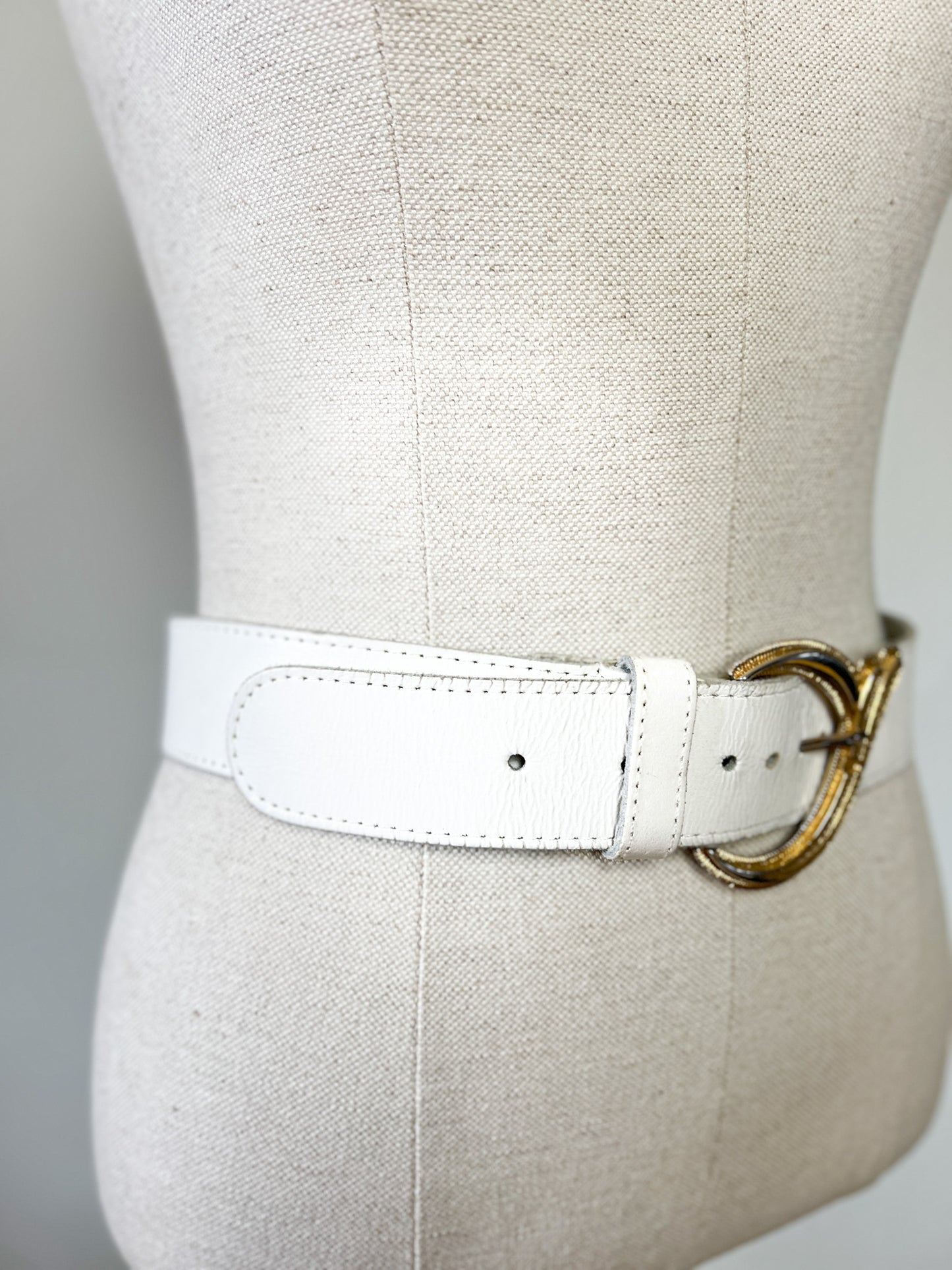 Ceinture Vintage Années 80 Blanche - Boucle Ornate Dorée- Cuir véritable- Gutos