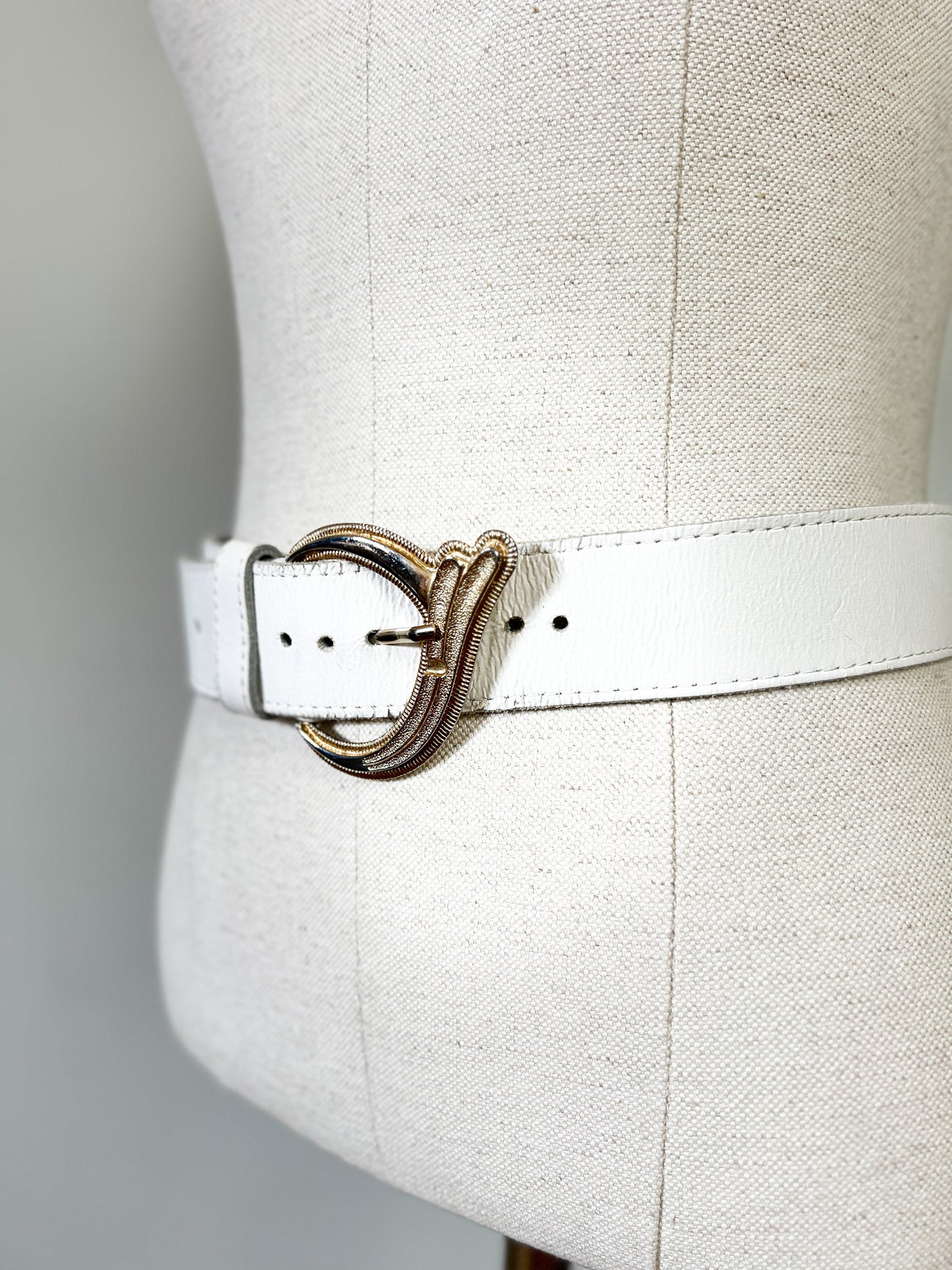 Ceinture Vintage Années 80 Blanche - Boucle Ornate Dorée- Cuir véritable- Gutos