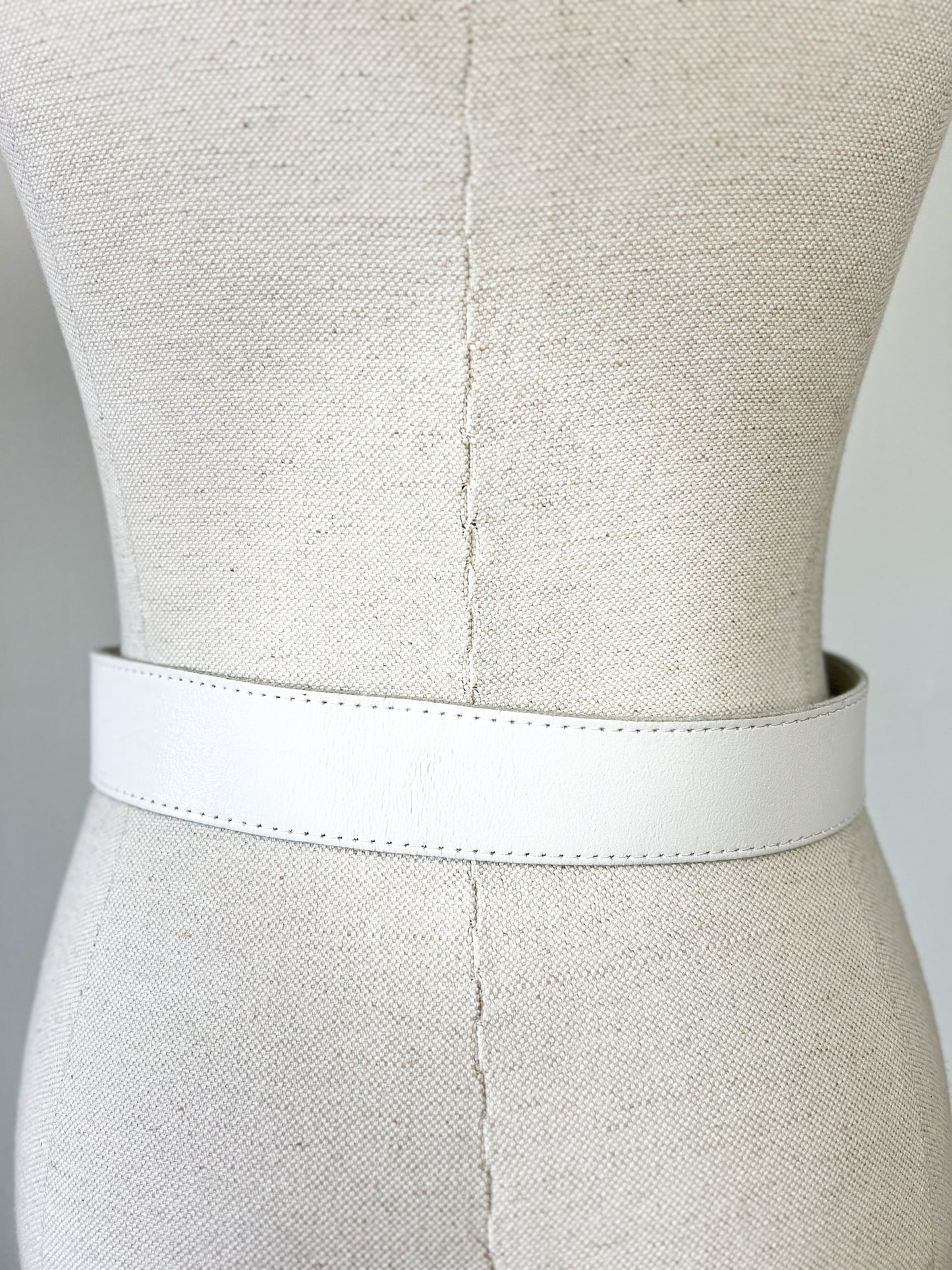 Ceinture Vintage Années 80 Blanche - Boucle Ornate Dorée- Cuir véritable- Gutos