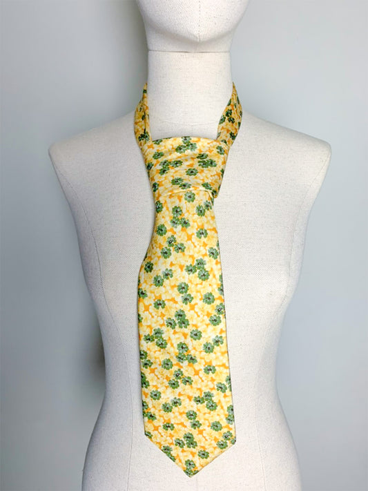 Cravate en soie fleurie jaune et verte Cacharel