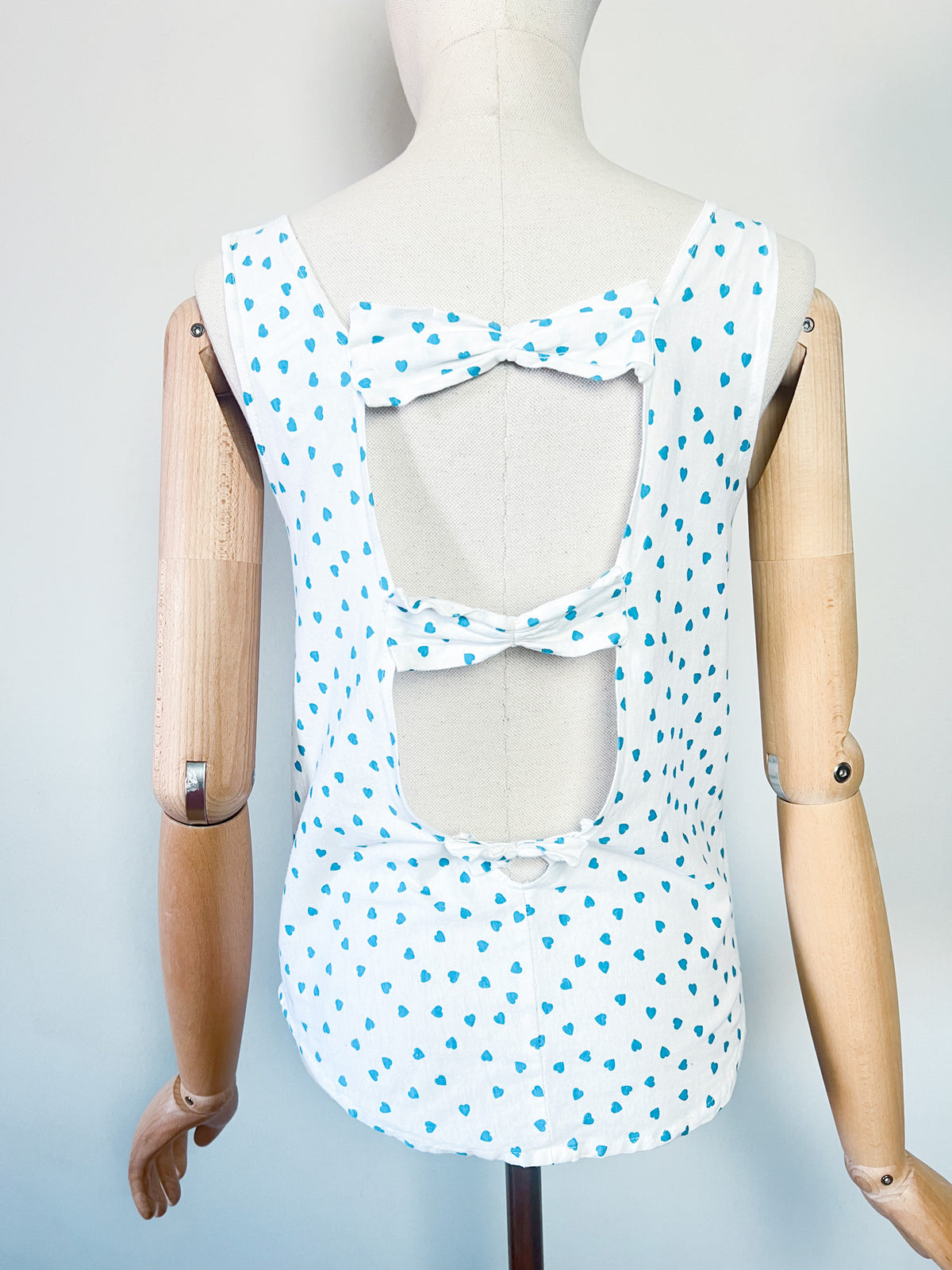 Débardeur Vintage Années 80 90 Dos Nu à Nœuds Imprimé Cœurs bleu turquoise – Fabriqué en France – T36/38