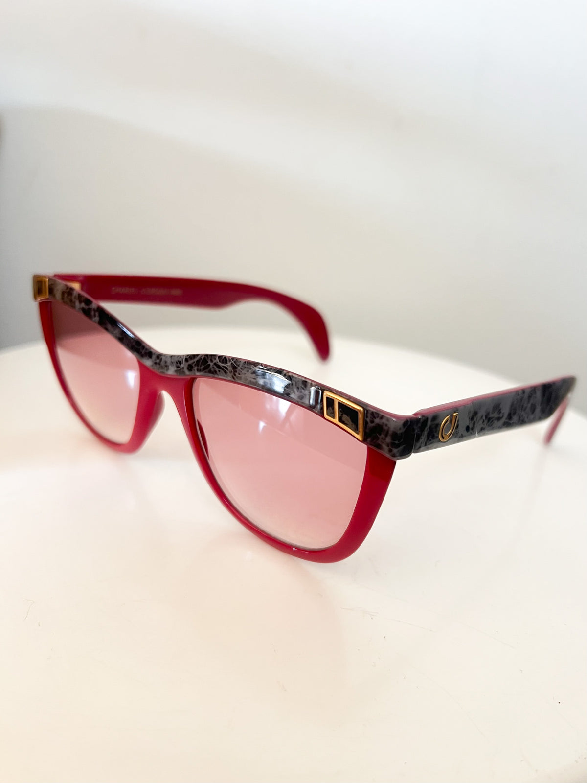Lunettes de Soleil Vintage Années 80 90 – Rouge & Gris Marbré – Fabriquées en France- Charles Jourdan