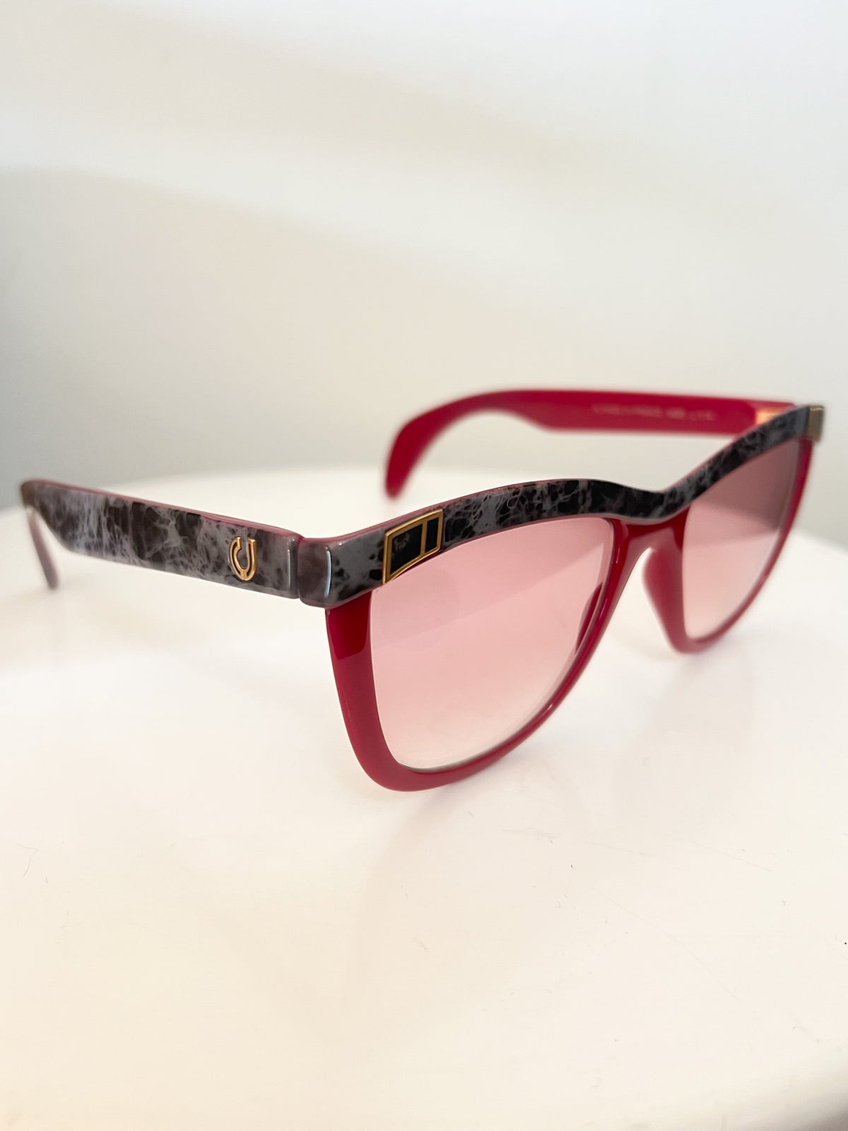 Lunettes de Soleil Vintage Années 80 90 – Rouge & Gris Marbré – Fabriquées en France- Charles Jourdan