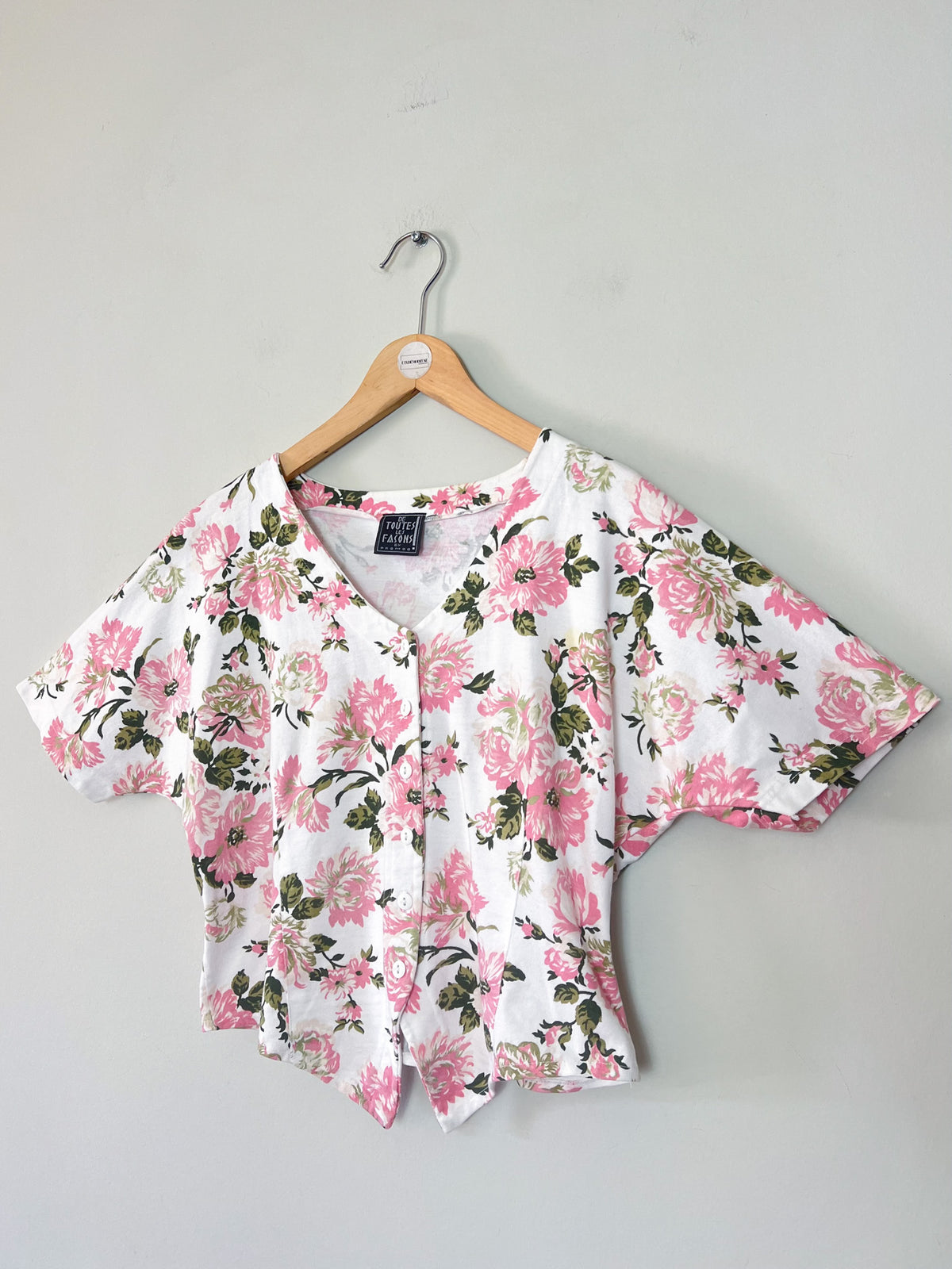 Top Vintage Années 80/90 Boutonné Fleurs Roses – Coupe Basque & Chauve-Souris – T.36/38 (S/M)