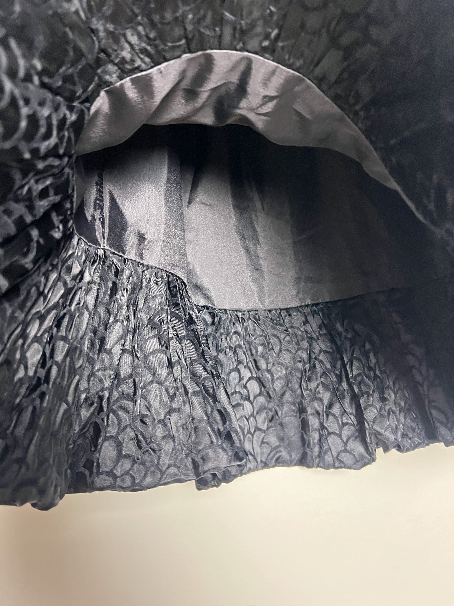 Jupe Vintage Noire Satinée Coupe Boule - Motifs Velours Goutte - Fabriqué France T 34/36